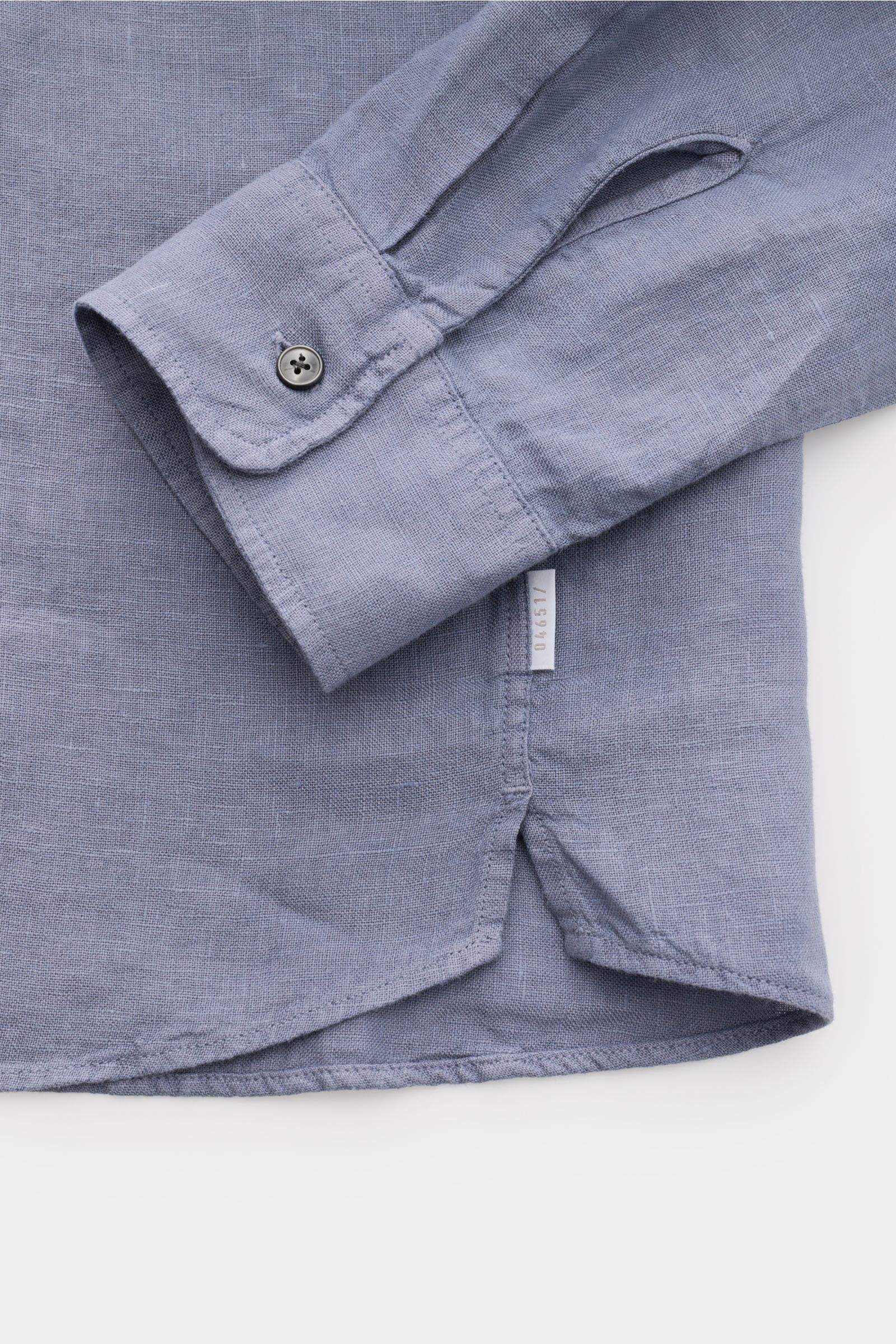 Nahaufnahme des 04651/ A trip in a bag Leinenhemd 'Linen Guru' Grandad-Kragen lavender, reine Leinenqualität, weicher Griff, Regular Fit, französische Knopfleiste, kleine Leistentasche, klassische Sportmanschette, Weblabel an der Seitennaht, leicht gerund