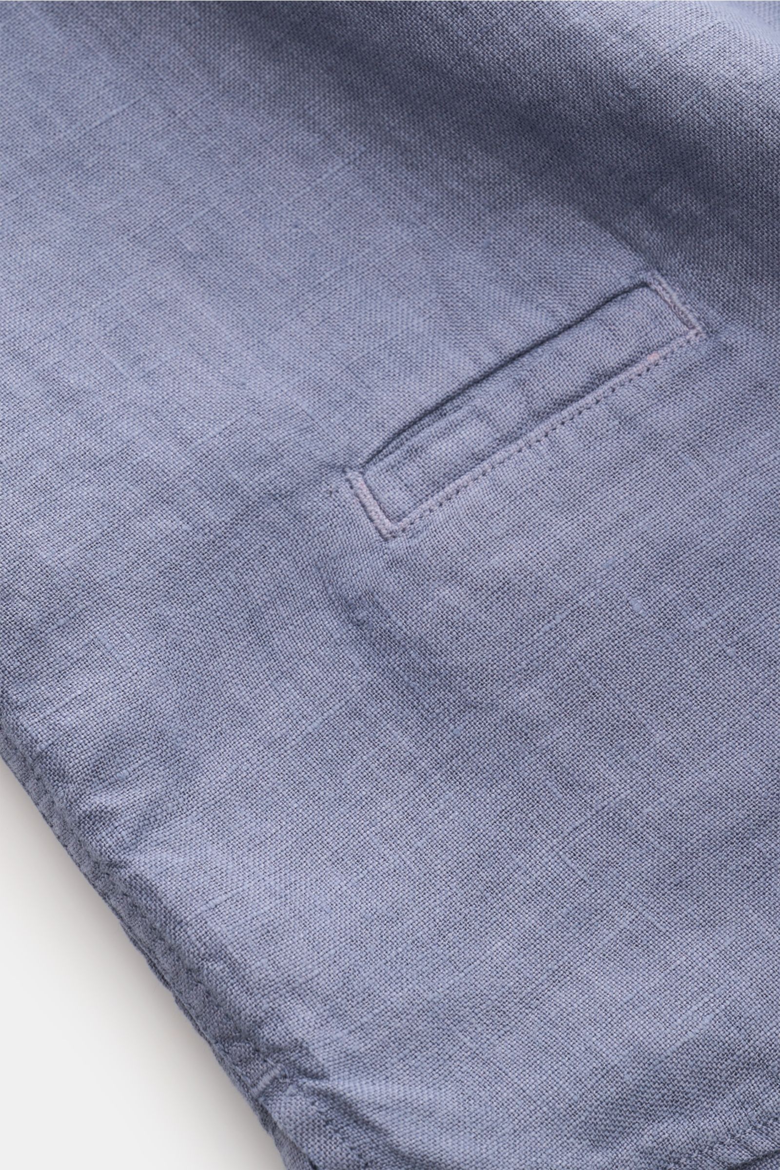 Leicht schräg nah auf das 04651/ A trip in a bag Leinenhemd 'Linen Guru' Grandad-Kragen lavender mit reiner Leinenqualität und kleiner Leistentasche.