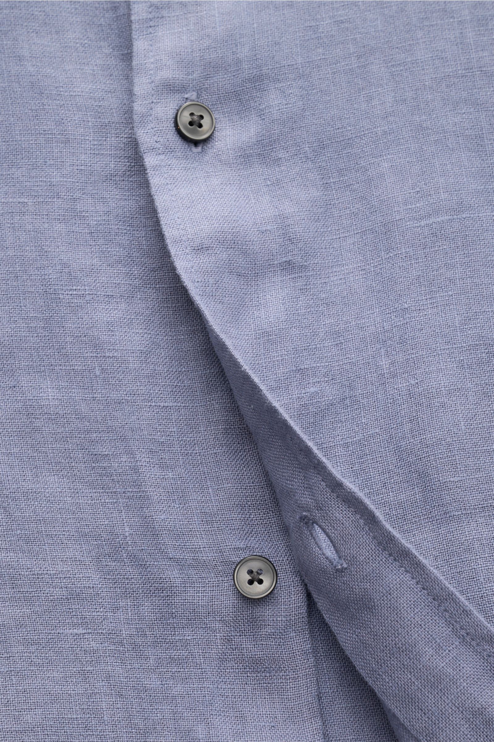 Nahaufnahme von Knöpfen und Stoffstruktur des 04651/ A trip in a bag Leinenhemd 'Linen Guru' Grandad-Kragen lavender aus reinem Leinen.