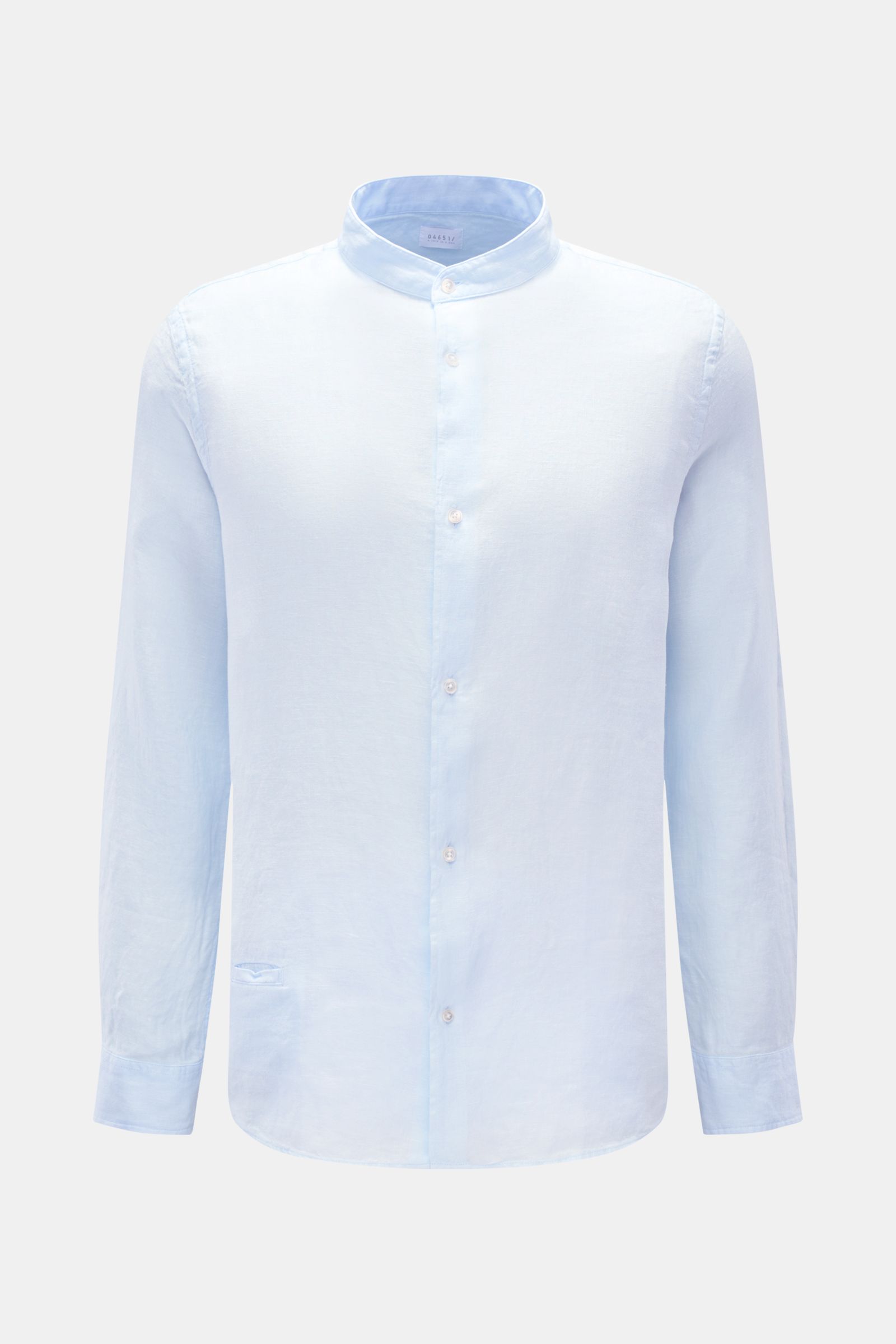 Frontale Nahaufnahme des pastellblauen 04651/ A trip in a bag Leinenhemd 'Linen Guru' mit Grandad-Kragen, reines Leinen, Regular Fit, französischer Knopfleiste, kleiner Leistentasche, Sportmanschetten, weichem Griff und leicht gerundetem Saum.