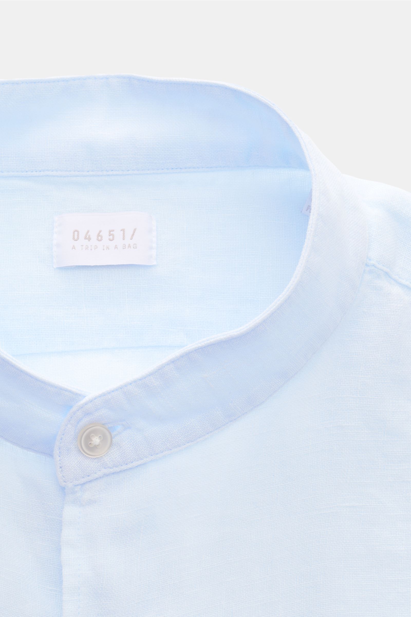 Leicht von oben fotografiert: 04651/ A trip in a bag Leinenhemd 'Linen Guru' Grandad-Kragen pastellblau aus reinem Leinen, Regular Fit, softer Griff.