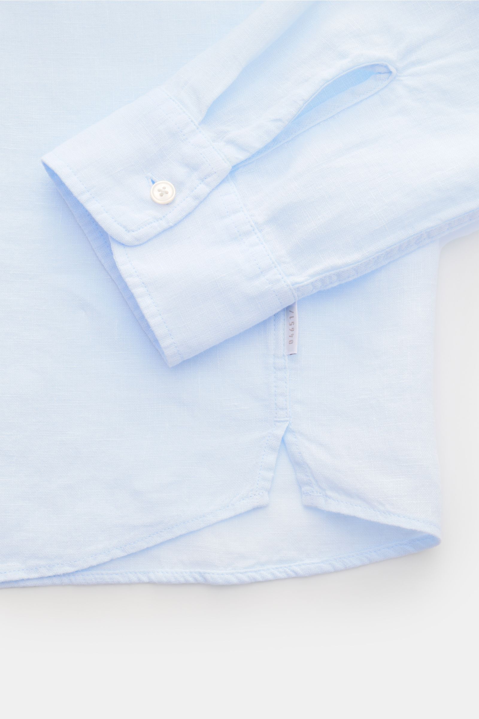 04651/ A trip in a bag Leinenhemd 'Linen Guru' Grandad-Kragen pastellblau, Detailansicht Saum, Manschette, kleine Leistentasche, reines Leinen, Regular Fit.