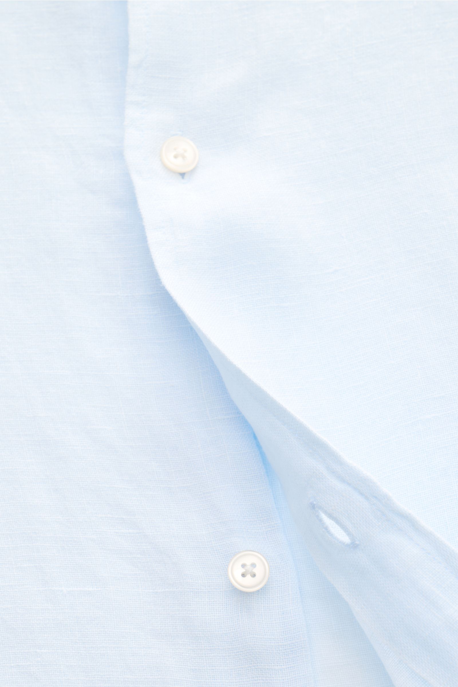 04651/ A trip in a bag Leinenhemd 'Linen Guru' Grandad-Kragen pastellblau, Nahaufnahme von Knöpfen und Leinenstruktur, reines Leinen, weicher Griff, Regular Fit, französische Knopfleiste, kleine Leistentasche.