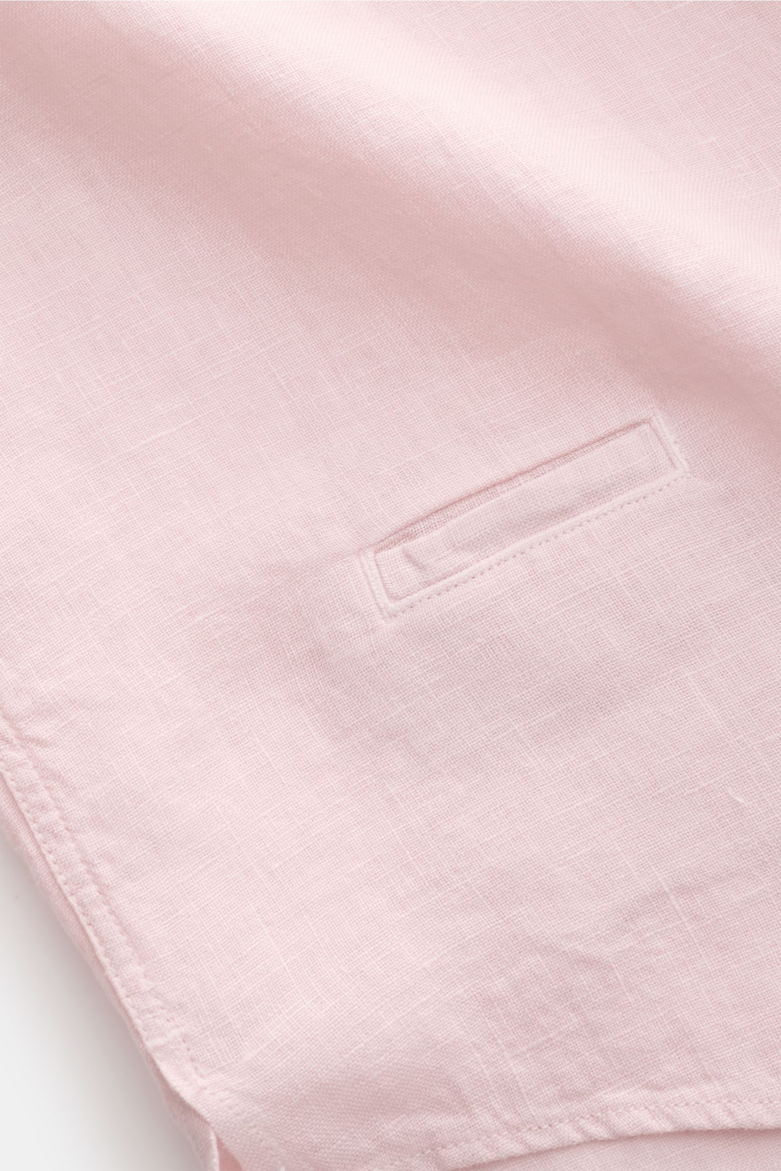 04651/ A trip in a bag Leinenhemd 'Linen Guru' Grandad-Kragen rosé aus reiner Leinenqualität, weicher Griff, kleine Leistentasche, Detailaufnahme von unten.