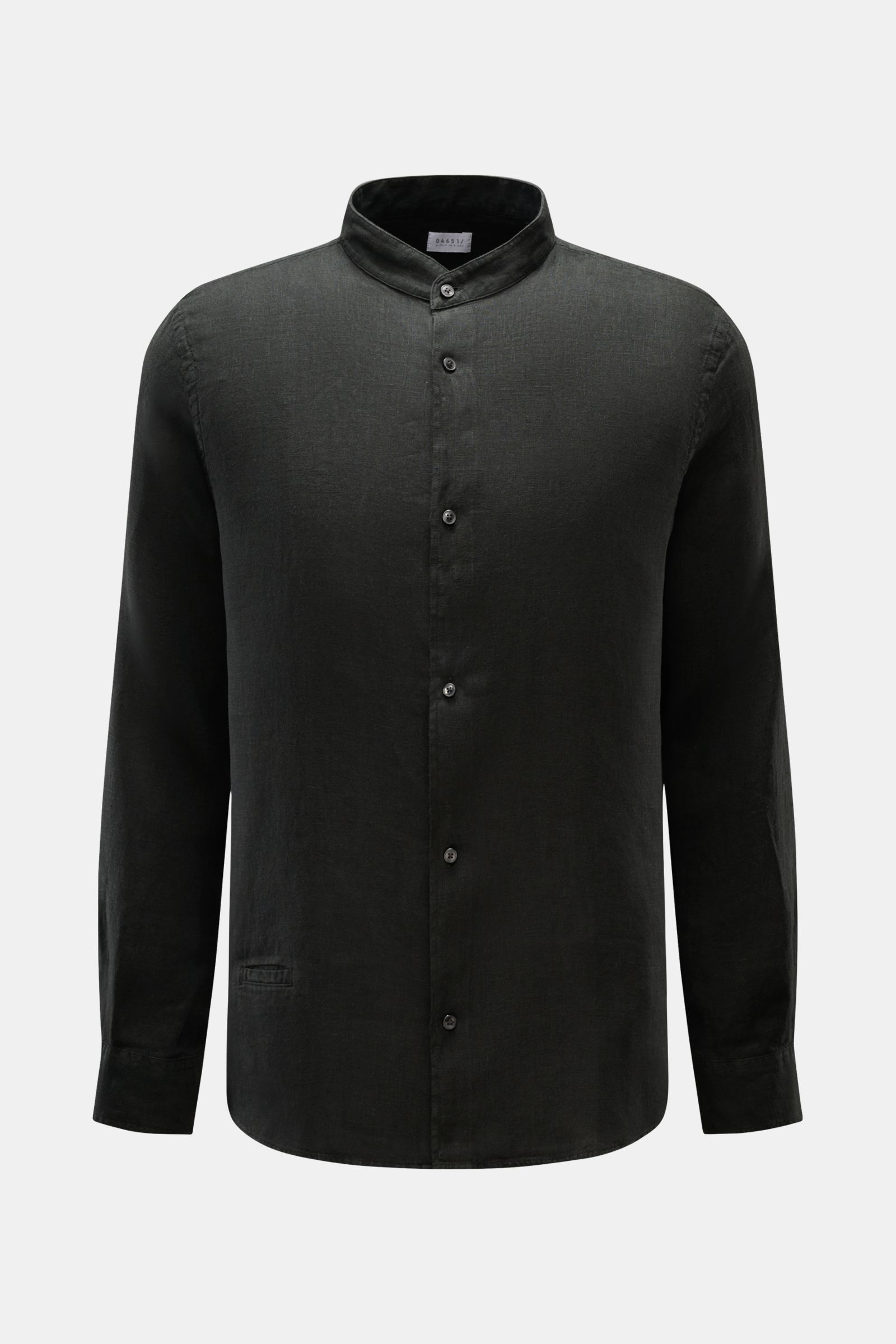 Schwarzes 04651/ A trip in a bag Leinenhemd 'Linen Guru' Grandad-Kragen, reines Leinen, Regular Fit, französische Knopfleiste, frontal fotografiert.