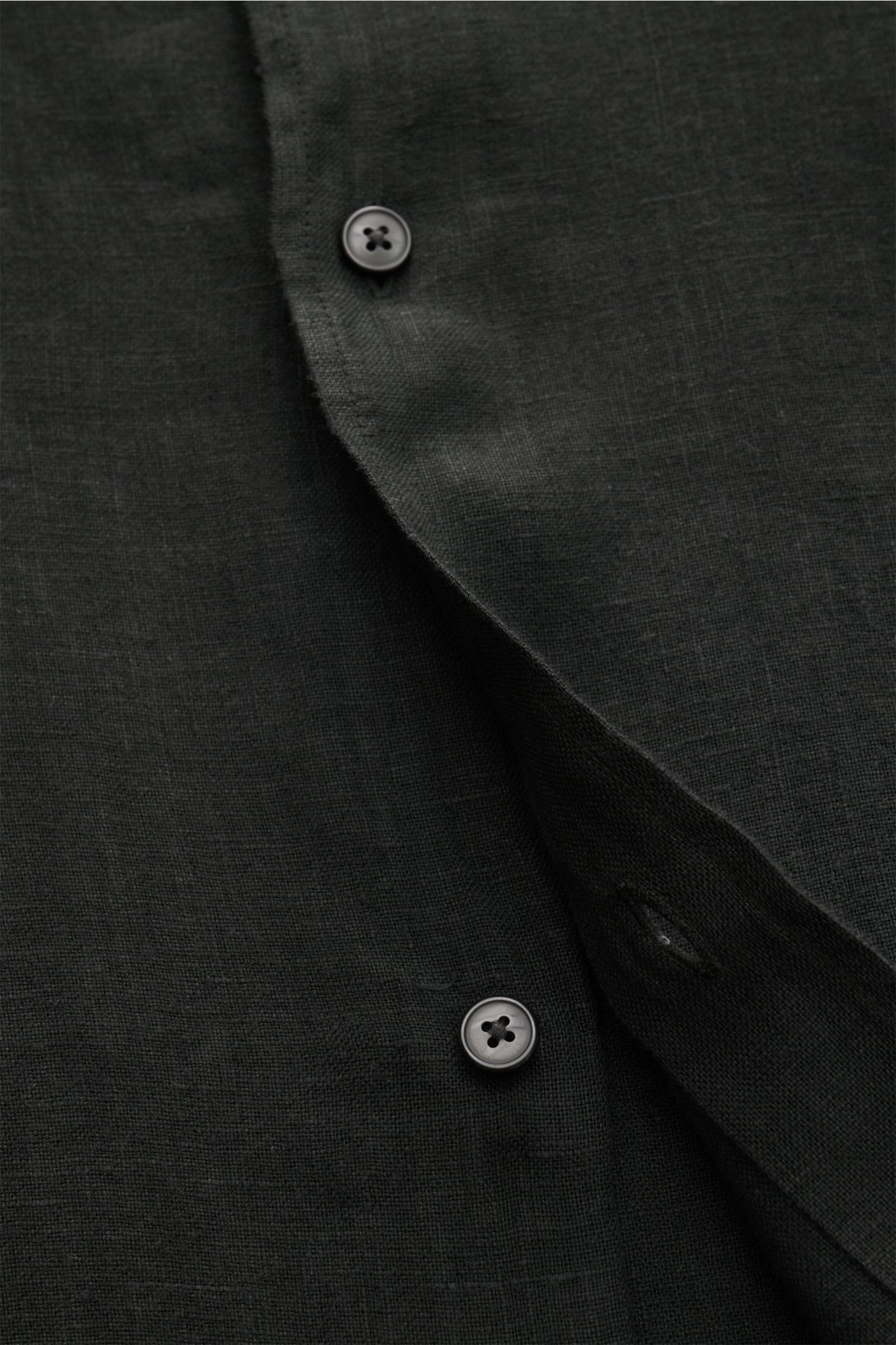 Schwarzes 04651/ A trip in a bag Leinenhemd 'Linen Guru' Grandad-Kragen in Nahaufnahme, reine Leinenqualität, weicher Griff, Knopfleiste.
