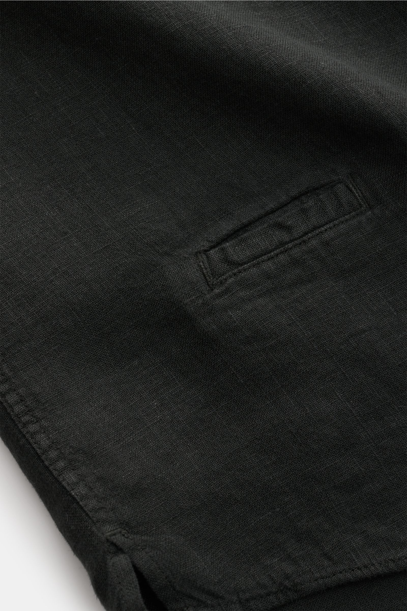 Schwarzes 04651/ A trip in a bag Leinenhemd 'Linen Guru' Grandad-Kragen, Detailaufnahme seitlich mit französischer Knopfleiste, Tasche, Saumschlitzen, reines Leinen, Regular Fit, weicher Griff.