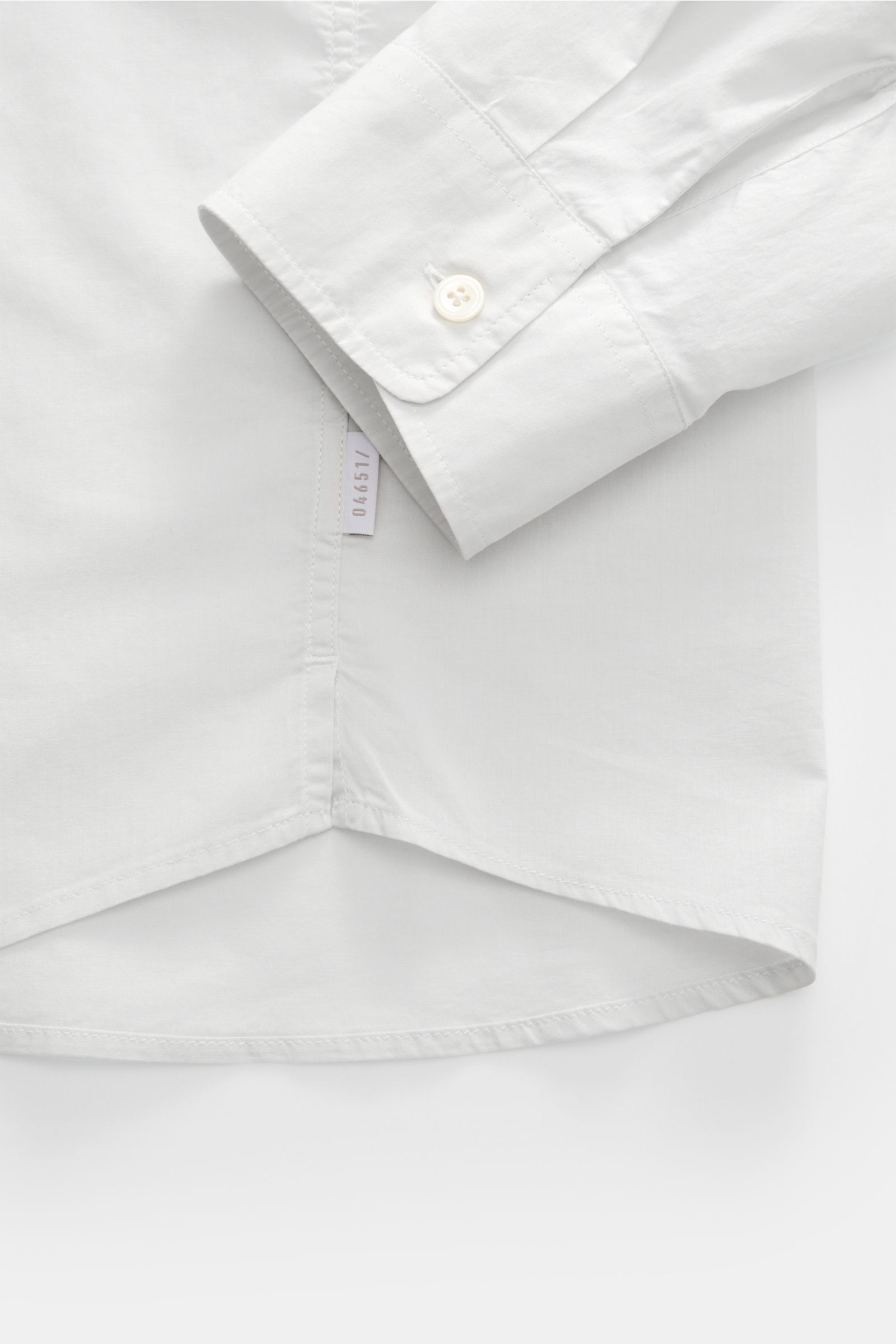 Close-up of the sleeve cuff and side seam of the 04651/ A trip in a bag Casual shirt 'Cloudy Shirt' slim collar light grey, photographed from above, showing pure cotton fabric, lightweight soft feel, regular fit, narrow collar, French button placket, clas