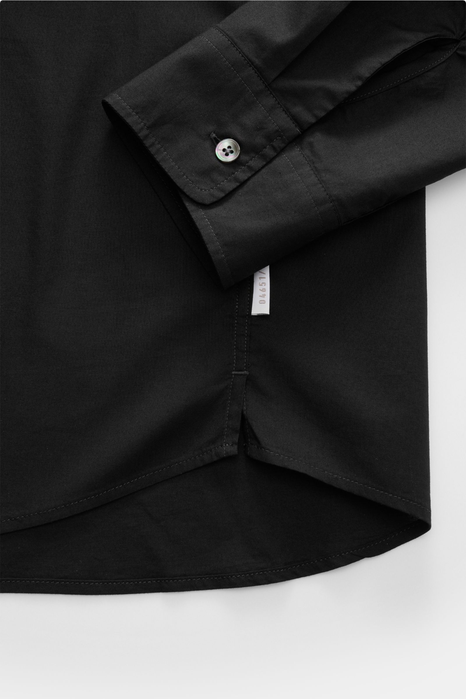 Schwarzes 04651/ A trip in a bag Casual Hemd 'Cloudy Shirt' mit schmalem Kragen, französischer Knopfleiste, klassischer Manschette und Weblabel, Detailansicht.