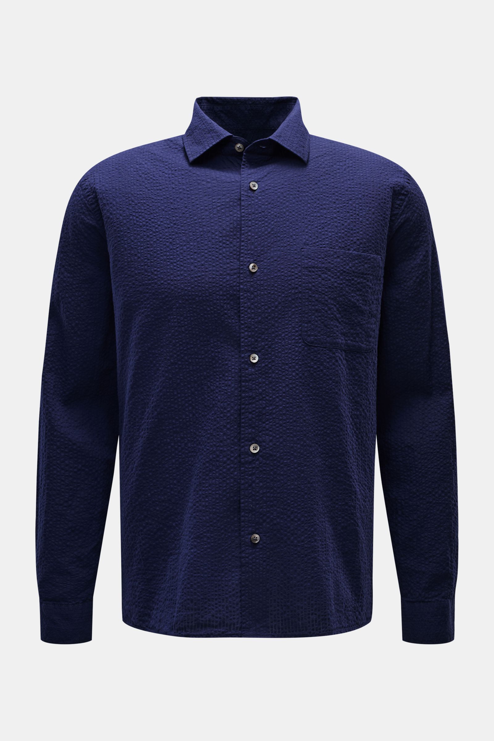 Front view of the 04651/ A trip in a bag Seersucker shirt Kent collar navy, a pure cotton casual shirt with seersucker texture, button placket, patch pocket, and barrel cuffs. Effortlessly casual: This shirt made of pure cotton by 04651/ A TRIP IN A BAG i