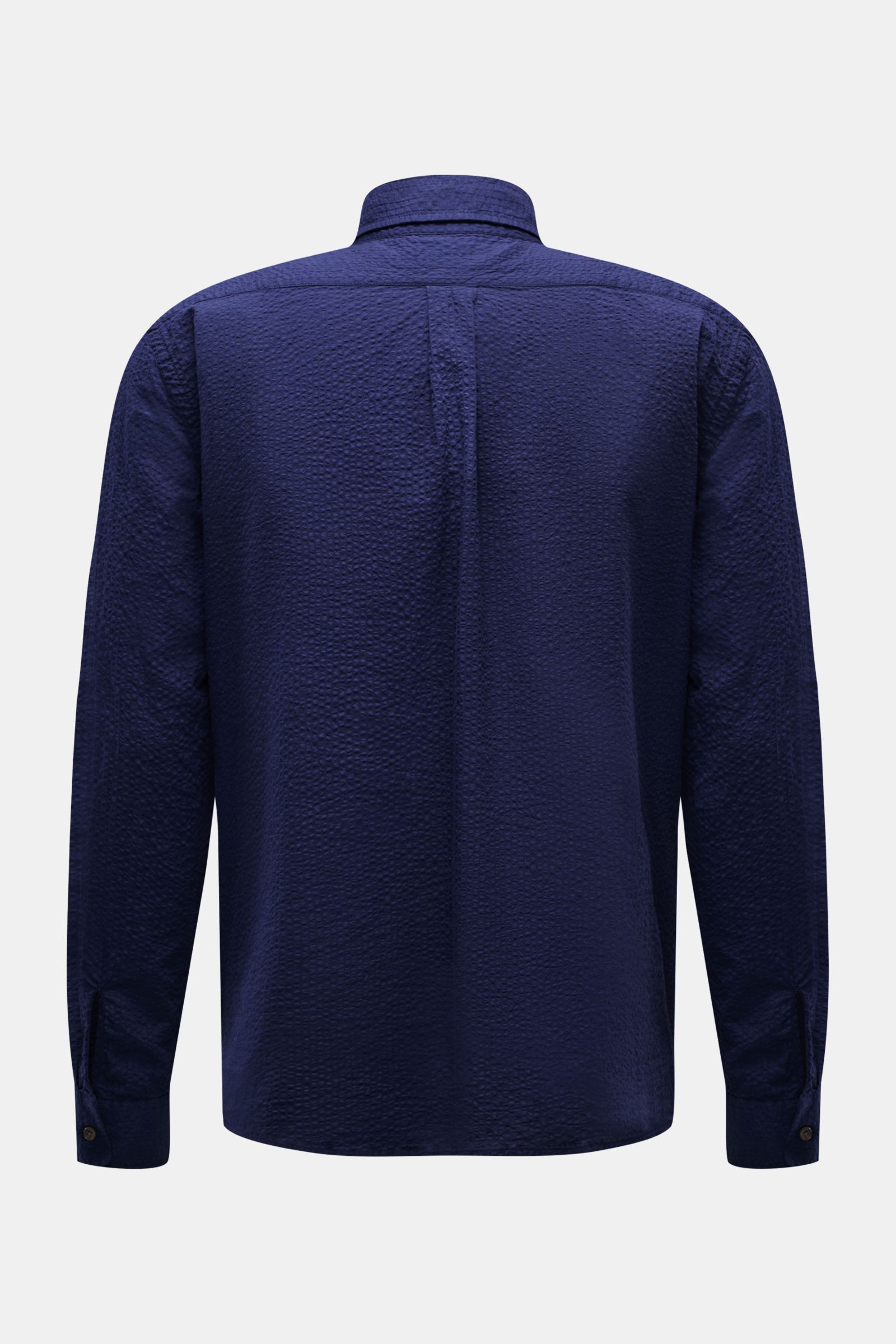 Rear view of the 04651/ A trip in a bag Seersucker shirt Kent collar navy, made of pure cotton with lightweight, textured fabric. Effortlessly casual: This shirt made of pure cotton by 04651/ A TRIP IN A BAG impresses with modern and easy-care seersucker 