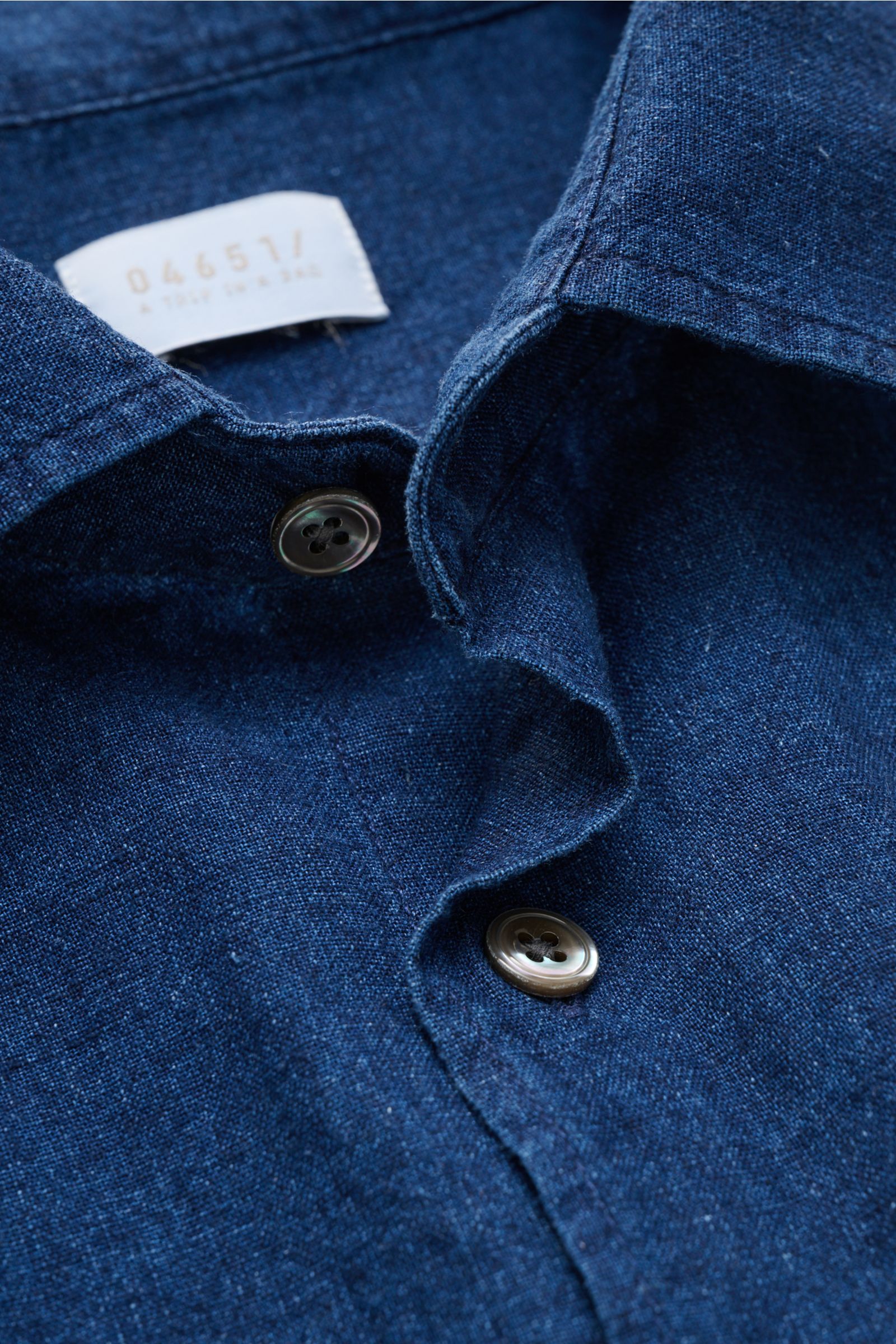 04651/ A trip in a bag Casual Hemd 'Indigo Shirt' schmaler Kragen navy, Detailaufnahme von schmalem Kragen und Knöpfen, Leinen-Baumwoll-Mix.