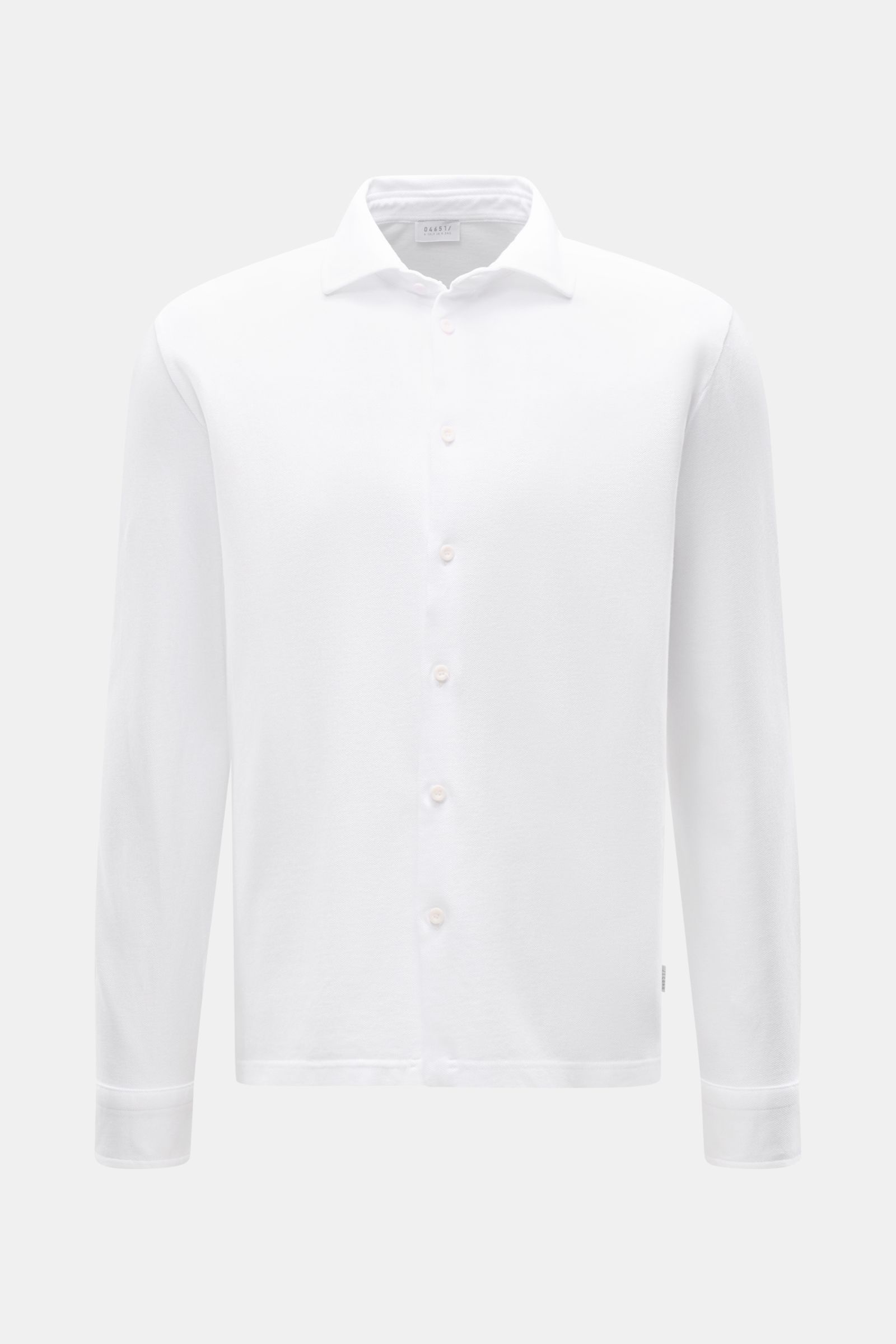 Front view of the 04651/ A trip in a bag Piqué shirt slim collar white, a casual pure cotton piqué shirt with narrow collar and French button placket.

Casual everyday basic by 04651/ A TRIP IN A BAG: This casual shirt in pure cotton piqué has an attra