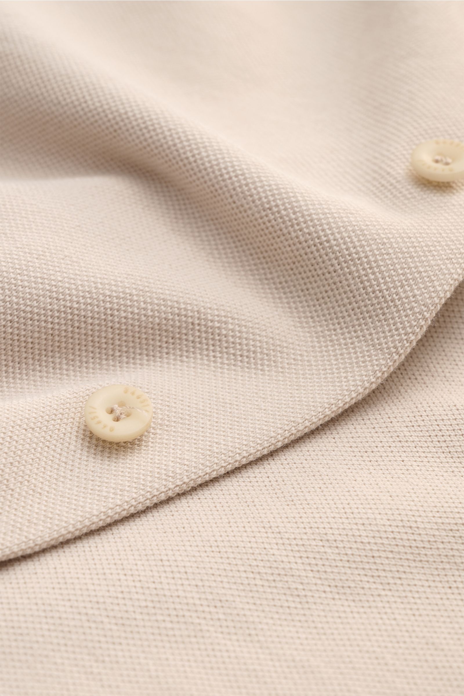 Close-up front view of 04651/ A trip in a bag Piqué shirt slim collar beige showing fine piqué texture and beige buttons.

Casual everyday basic by 04651/ A TRIP IN A BAG: This casual shirt in pure cotton piqué has an attractive relaxed fit and can be 