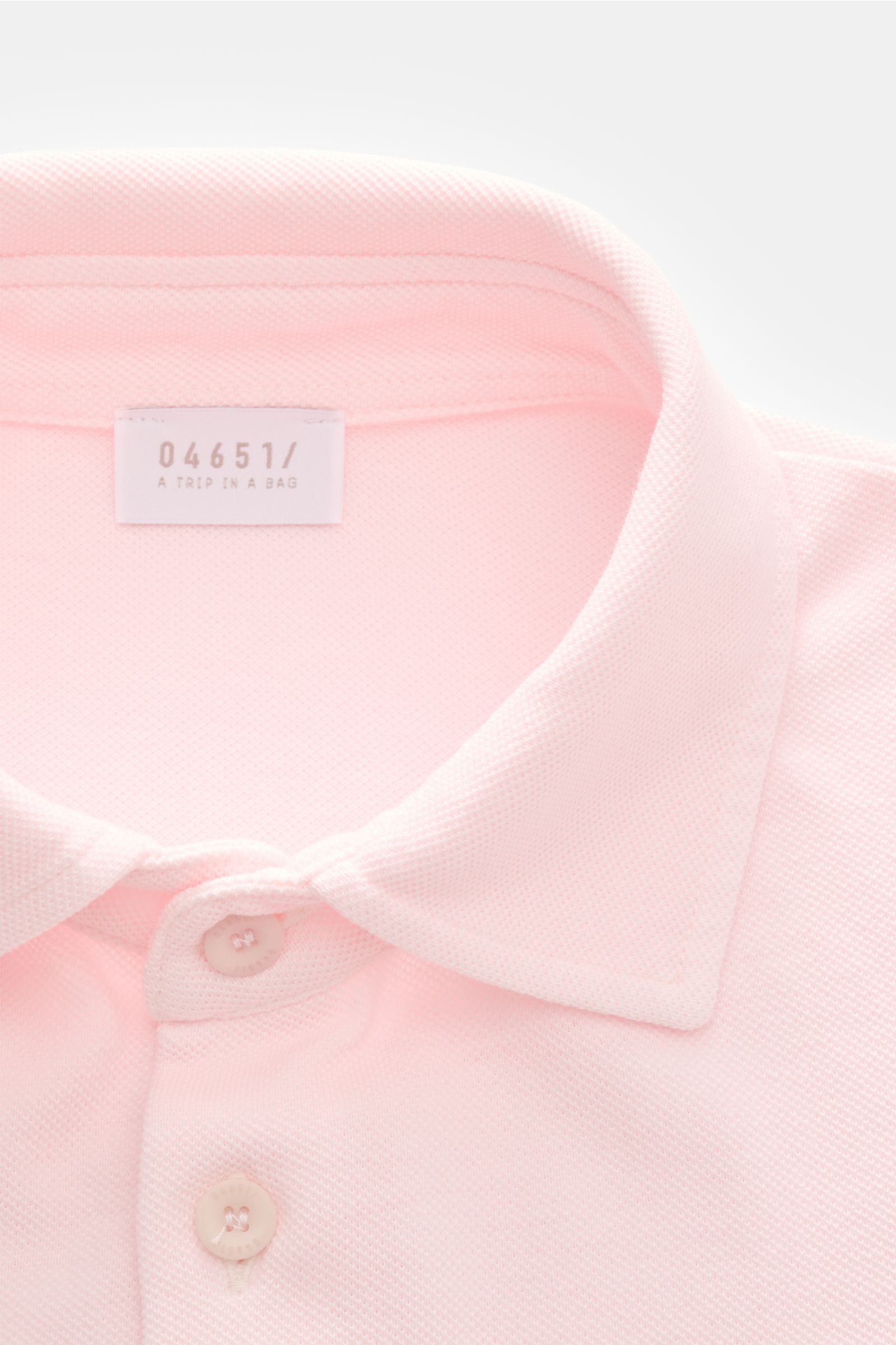 Close-up front view of the 04651/ A trip in a bag Piqué shirt slim collar rose, showing narrow collar, French button placket, and fine piqué texture. Casual everyday basic by 04651/ A TRIP IN A BAG: This casual shirt in pure cotton piqué has an attract