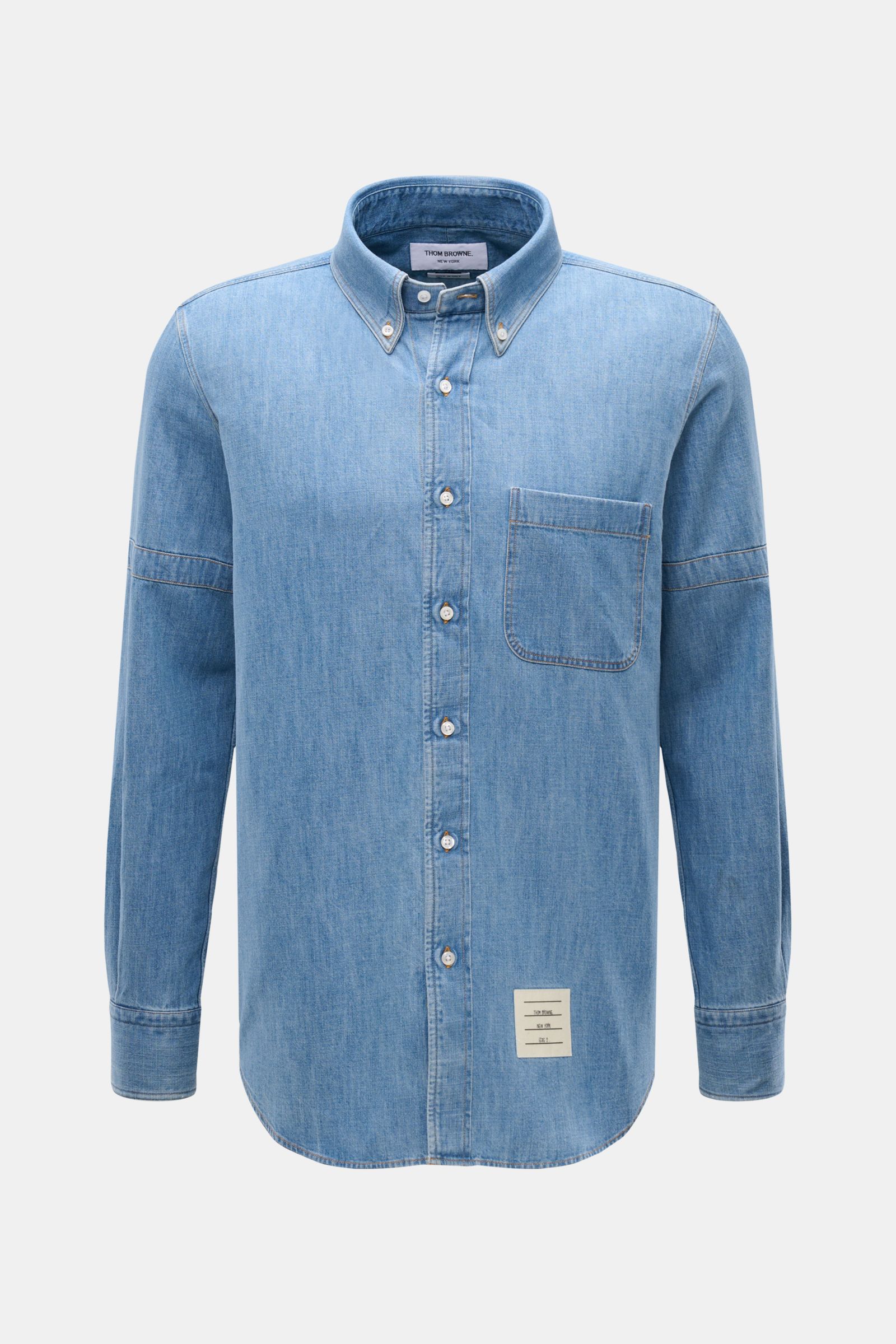 Front view of Thom Browne Jeanshemd Button-Down-Kragen rauchblau in light blue denim with button-down collar, chest pocket, and button placket.

Description: Zeitlose Luxus-Denimwear: Das Jeanshemd von THOM BROWNE überzeugt mit markentypischen Signatur