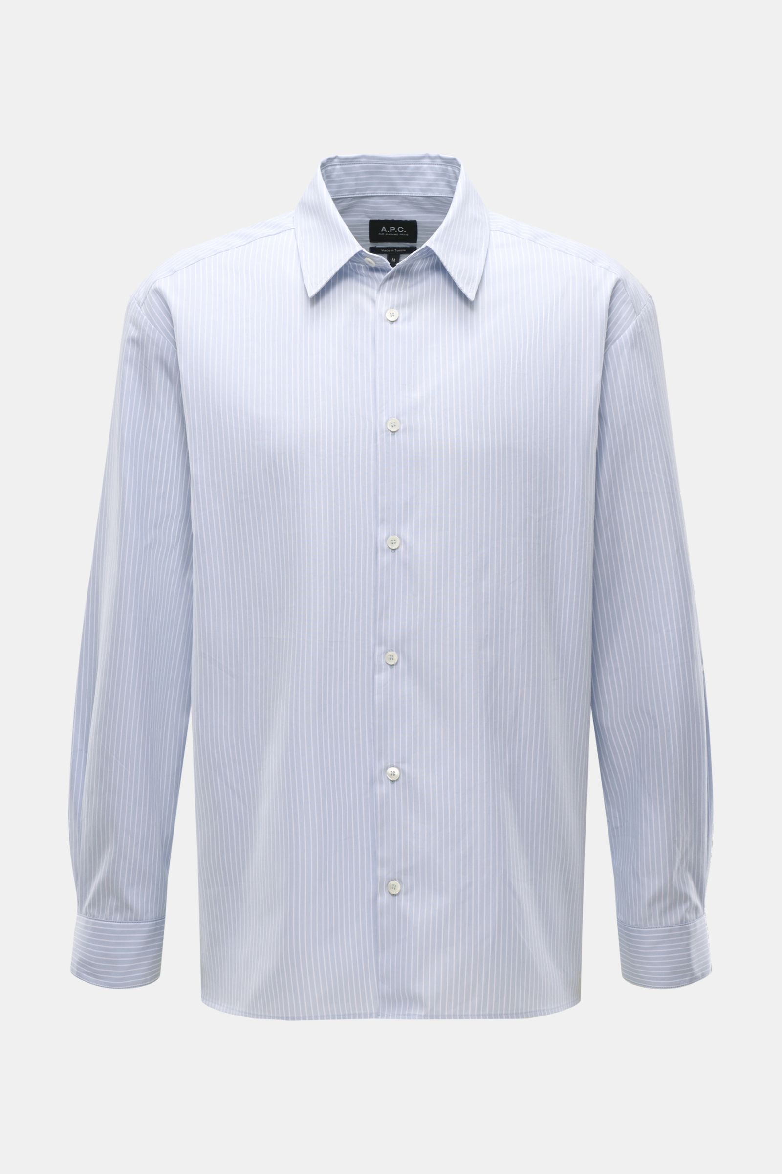 A front view of the A.P.C. Casual Hemd 'Malo' Kent-Kragen hellblau/weiß gestreift shirt, made of pure cotton with a smooth feel, oversized fit, Kent collar, French button placket, classic sport cuffs, and slightly rounded hem. Zeitlose Eleganz trifft mode
