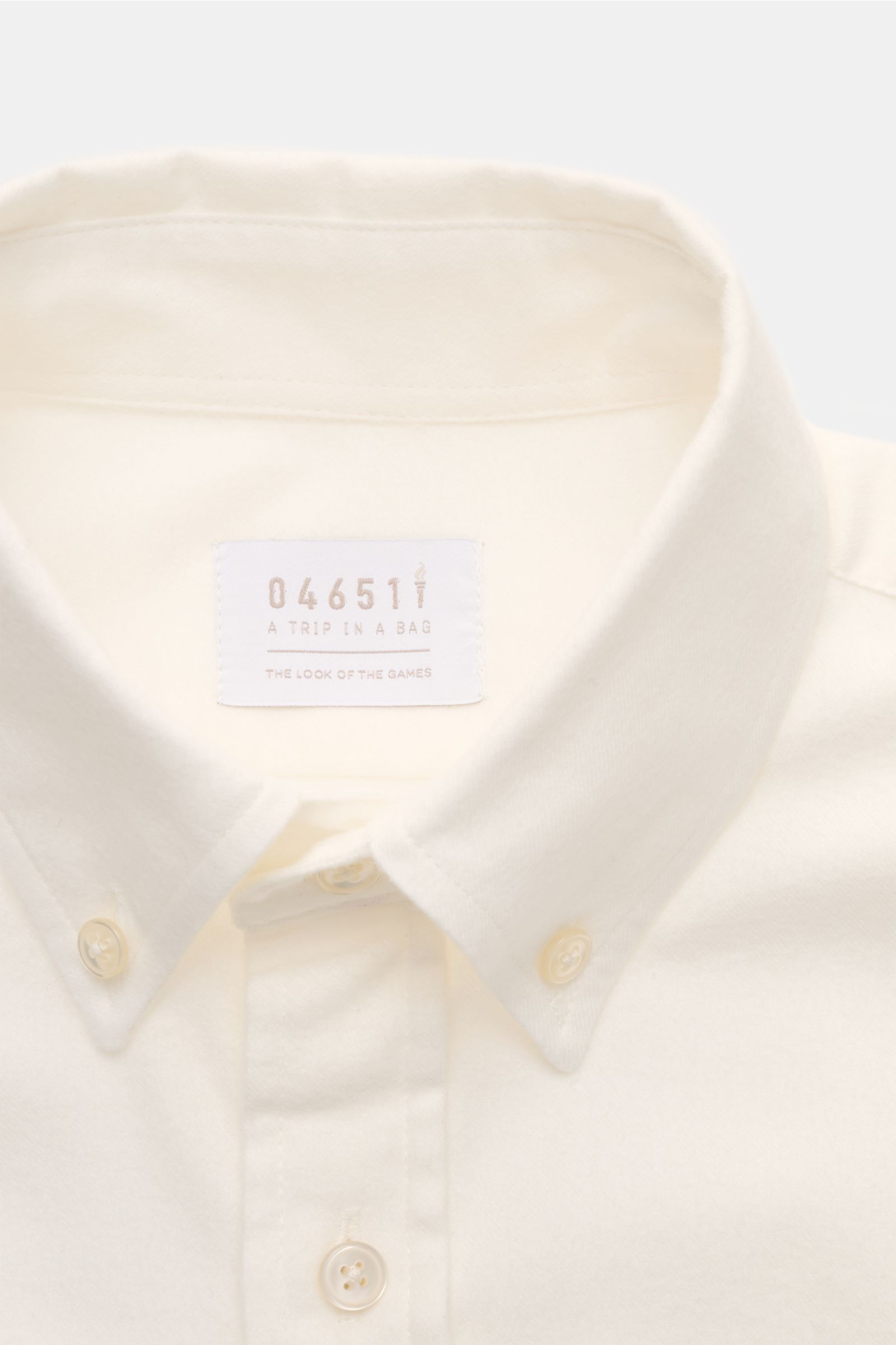 04651/ A trip in a bag Flanellhemd Button-Down-Kragen offwhite aus reiner Baumwolle, weicher Griff, Regular Fit, klassische Sportmanschette, Detailansicht von oben.