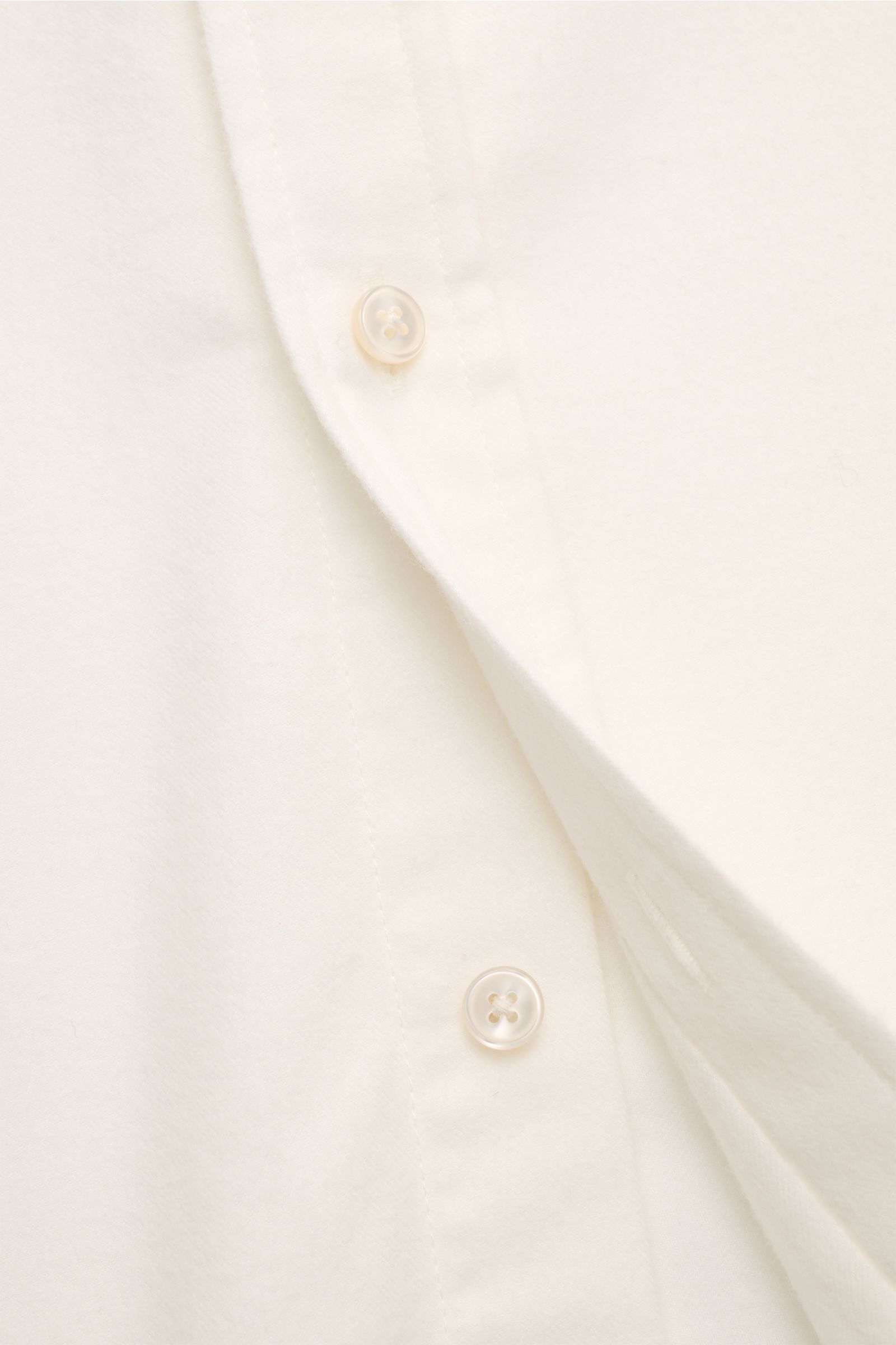 Nahaufnahme des offwhite 04651/ A trip in a bag Flanellhemd Button-Down-Kragen mit aufgesetzter Knopfleiste, weicher Baumwolle und Regular Fit.