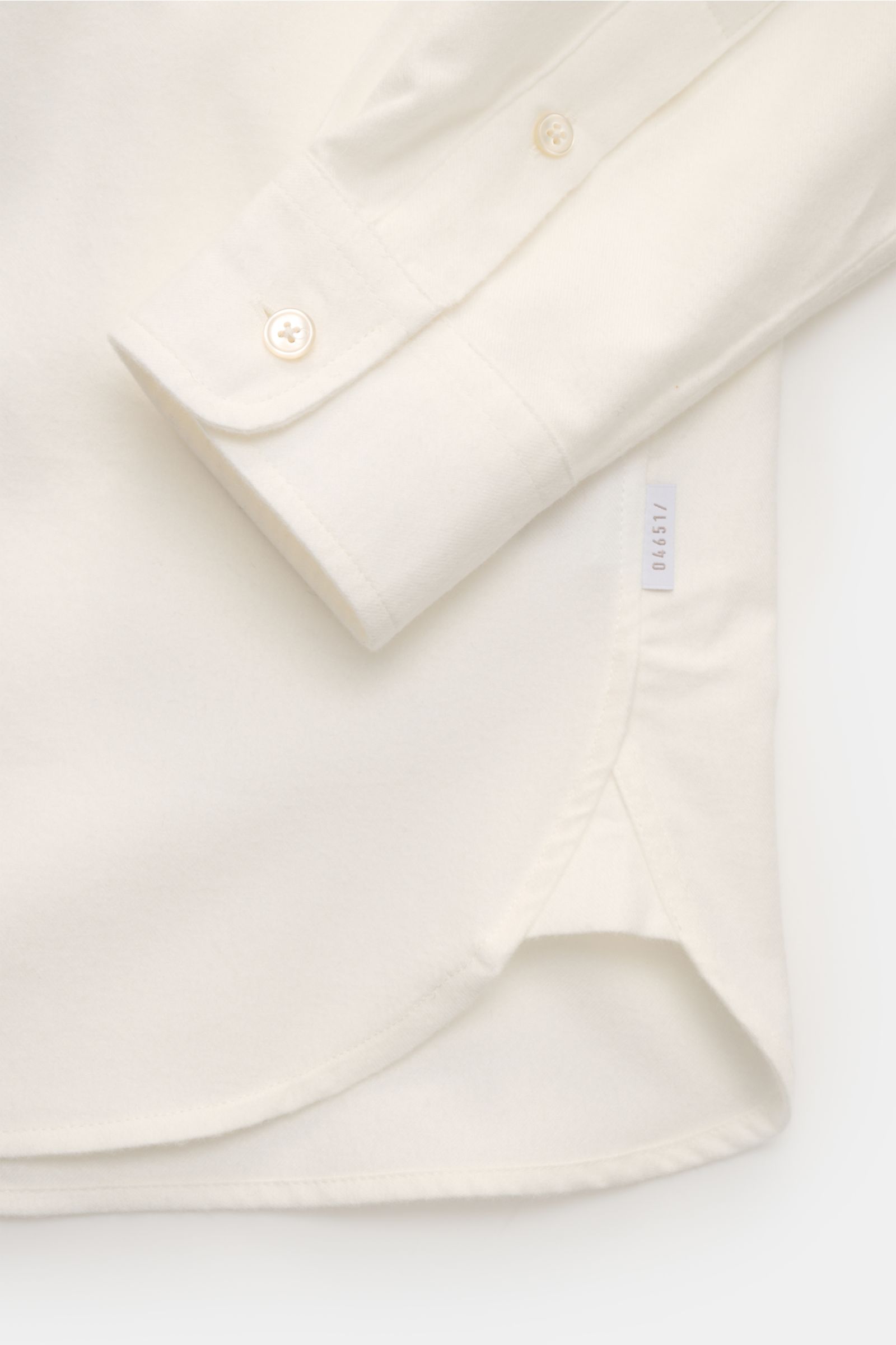 04651/ A trip in a bag Flanellhemd Button-Down-Kragen offwhite, Detailaufnahme Saum und Manschette, reine Baumwolle, weicher Griff, Regular Fit.
