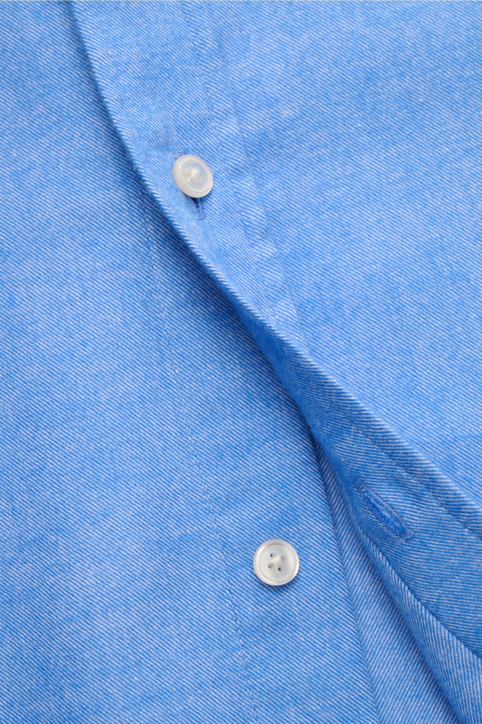 Close-up front view of 04651/ A trip in a bag Flanellhemd Button-Down-Kragen blau meliert showing soft pure cotton fabric, button placket, and button details, part of the 'Look of the Games' Capsule for versatile layering with regular fit, button-down col
