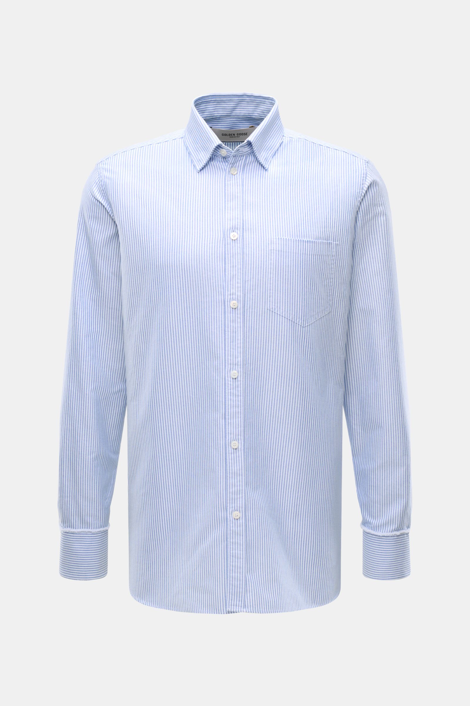 Golden Goose Oxford-Hemd Kent-Kragen blau/weiß gestreift shown front-facing, slim fit cotton shirt with Kent collar, button placket, chest pocket, and striped pattern.

Modernes Essential mit Signature-Attitüde: Das Baumwollhemd von GOLDEN GOOSE ergänz