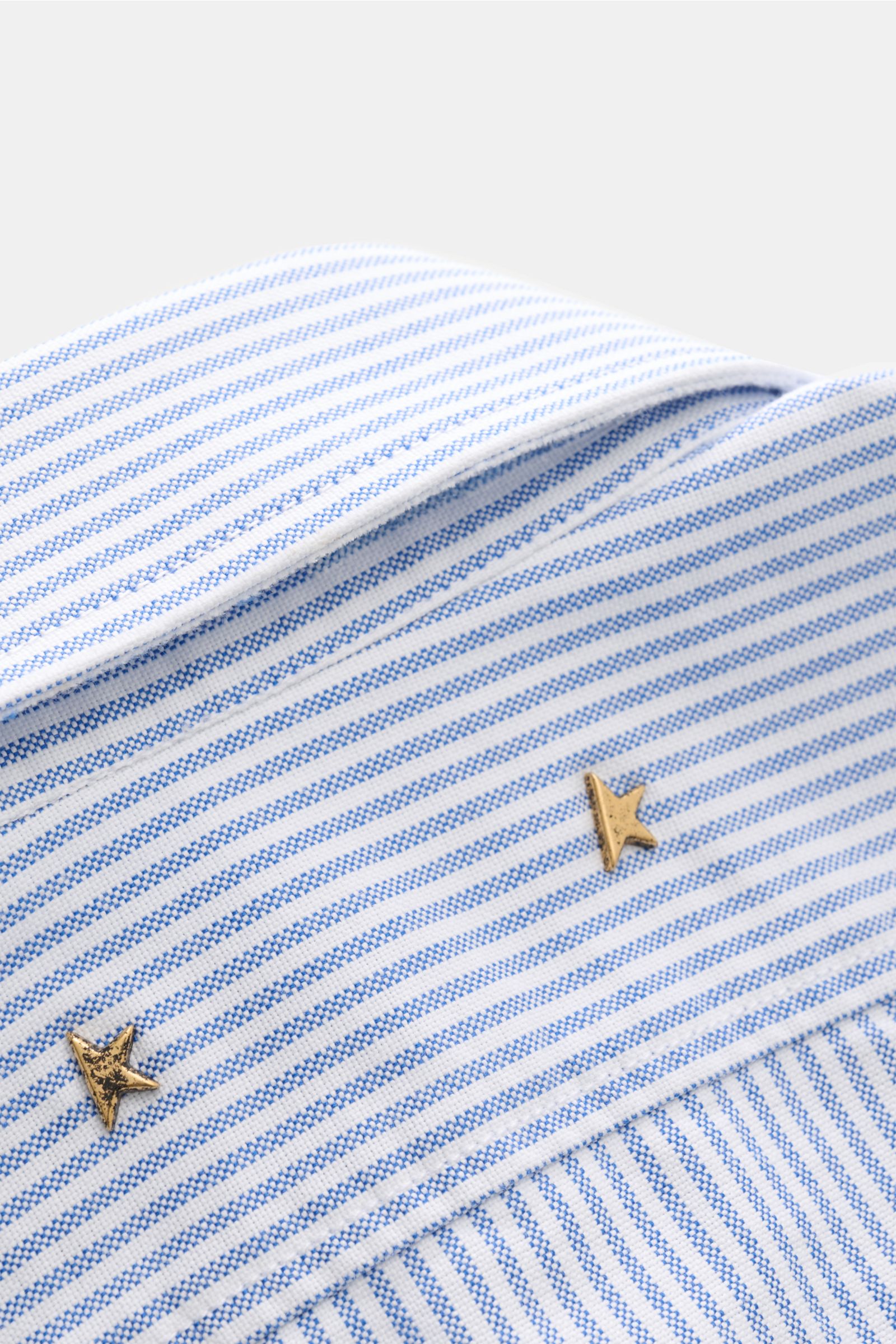 Golden Goose Oxford-Hemd Kent-Kragen blau/weiß gestreift close-up from top side showing fabric texture, stripes, and star details. Modernes Essential mit Signature-Attitüde: Das Baumwollhemd von GOLDEN GOOSE ergänzt stilvolle Sommerlooks und überzeugt 