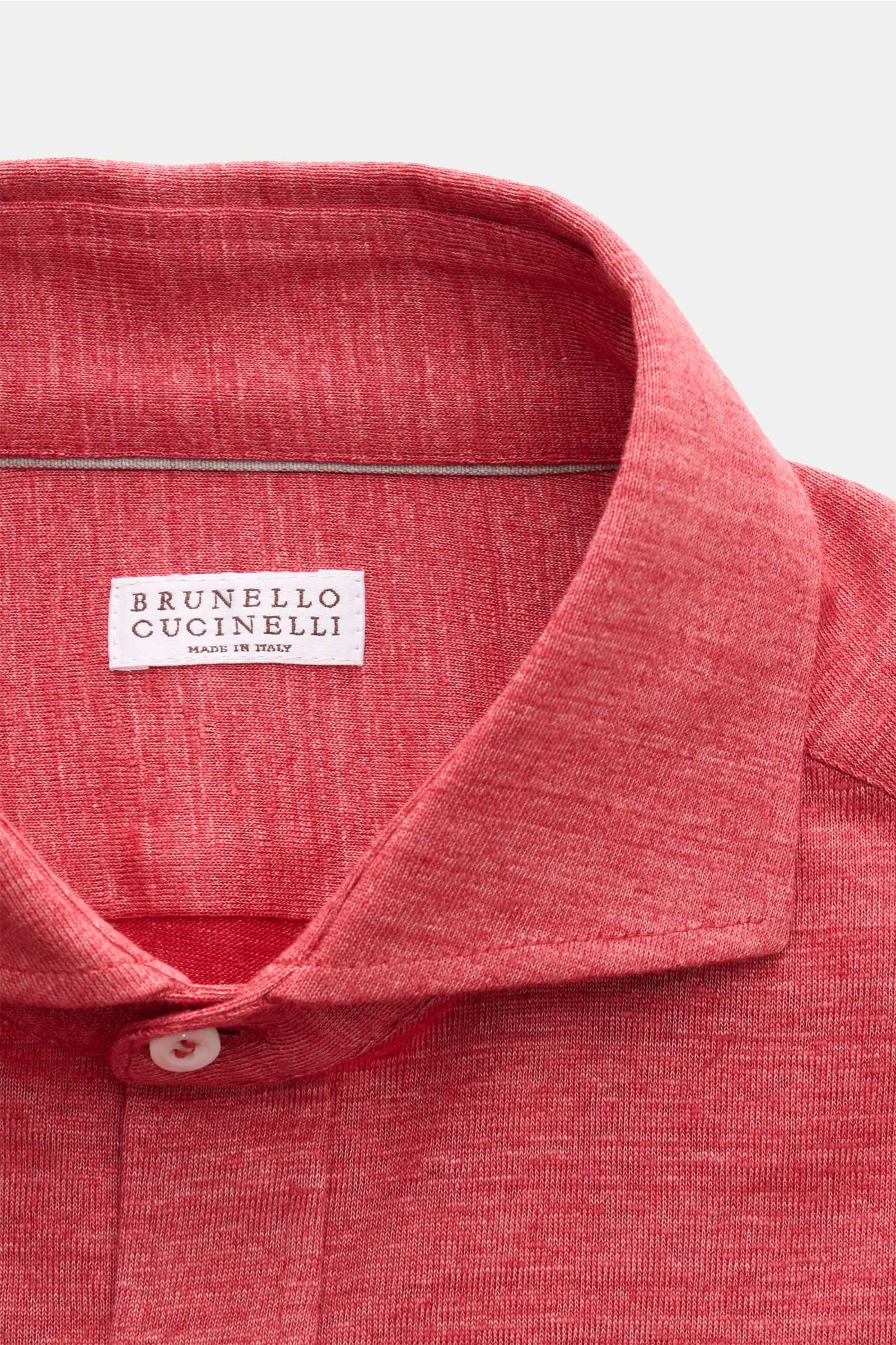 Brunello Cucinelli Jersey-Hemd Haifisch-Kragen rot meliert, aus Leinen-Baumwolle, Regular Fit, weicher Griff, von oben fotografiert.