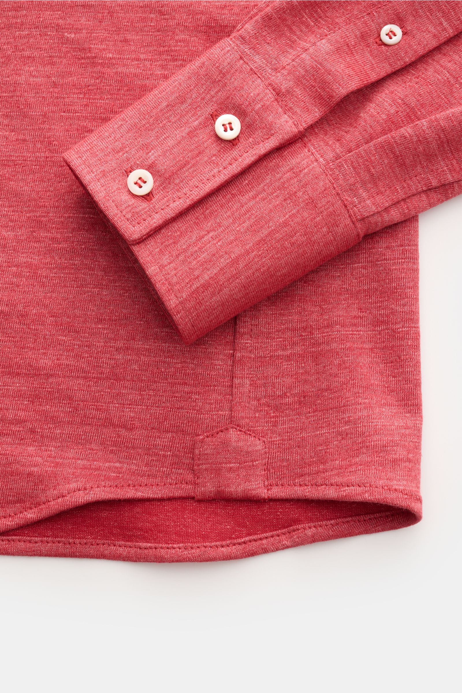 Brunello Cucinelli Jersey-Hemd Haifisch-Kragen rot meliert, Detailaufnahme Saumverlauf und Sportmanschette aus Leinen-Baumwollmix, Regular Fit.