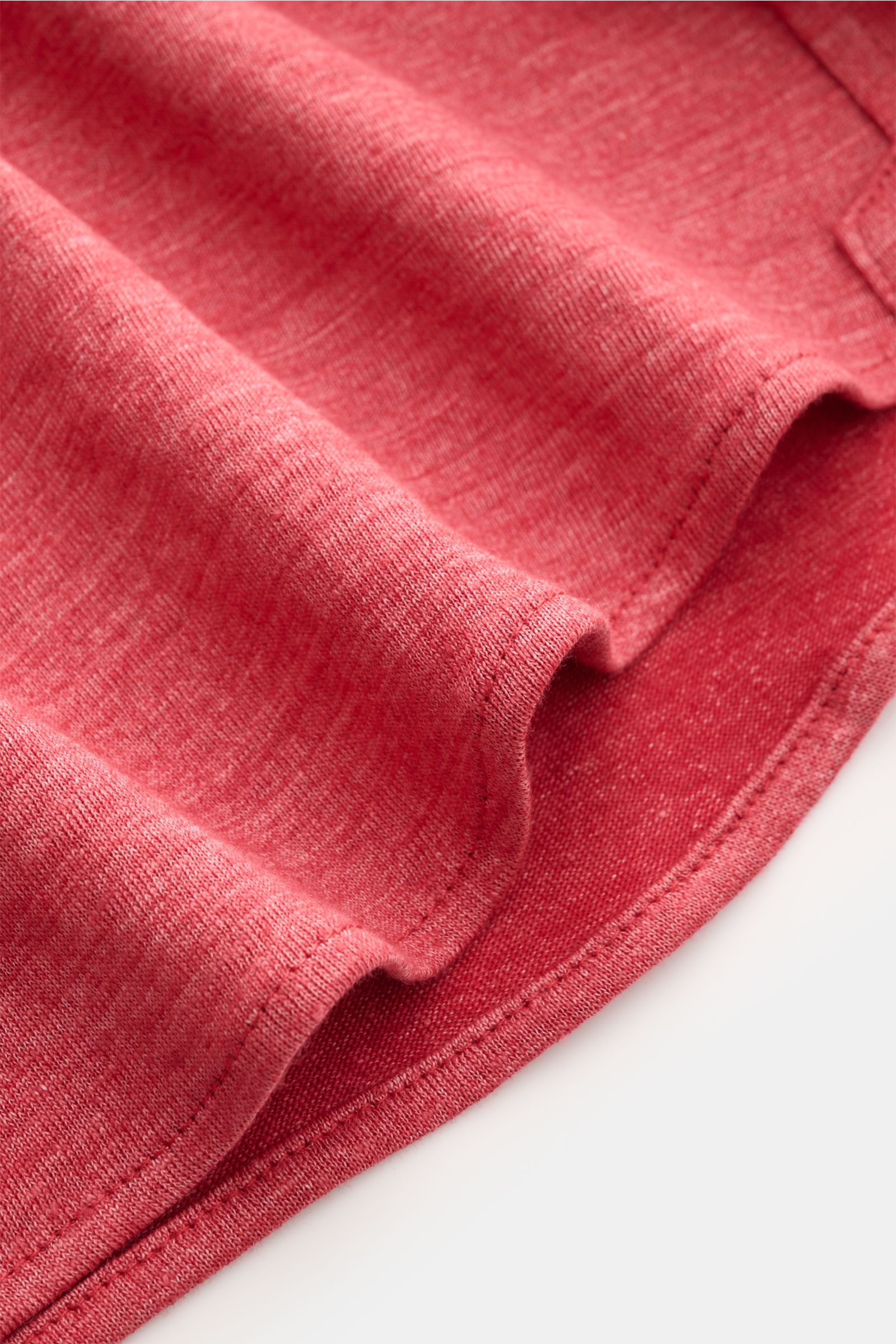 Nahaufnahme des rot melierten Stoffes und leicht gerundeter Saumverlauf des Brunello Cucinelli Jersey-Hemd Haifisch-Kragen, Frontansicht.