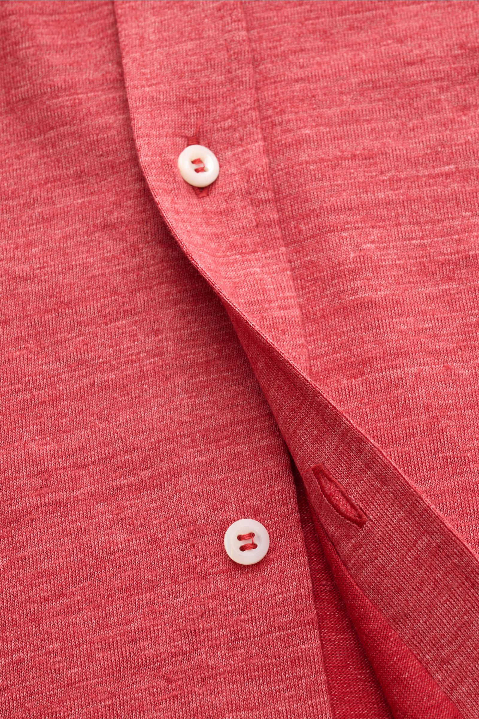 Nahaufnahme des rot melierten Brunello Cucinelli Jersey-Hemd Haifisch-Kragen mit aufgesetzter Knopfleiste, weichem Leinen-Baumwoll-Mix und Regular Fit.