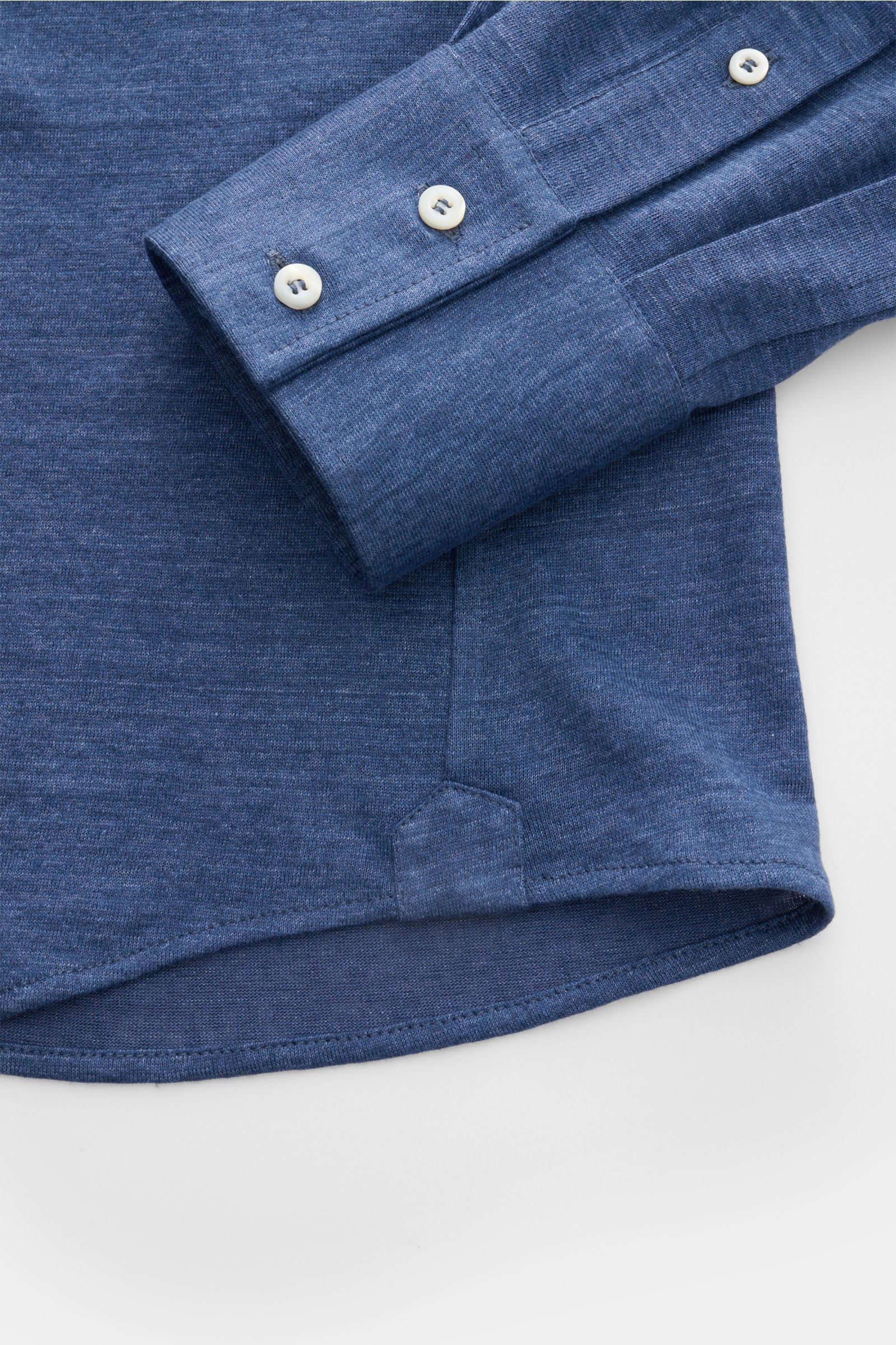 Brunello Cucinelli Jersey-Hemd Haifisch-Kragen dunkelblau meliert, Detailaufnahme von Manschette und Saum, Leinen-Baumwoll-Mix, Regular Fit, weicher Griff.