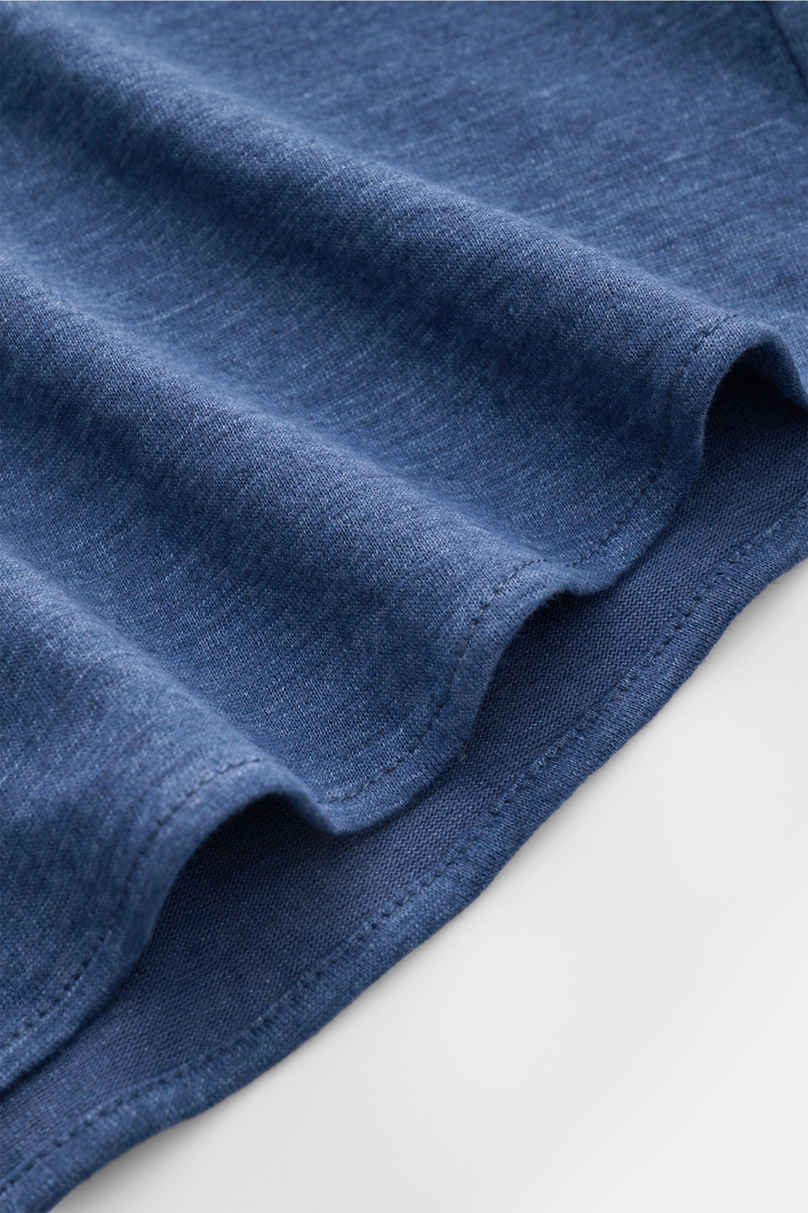 Brunello Cucinelli Jersey-Hemd Haifisch-Kragen dunkelblau meliert, Detailaufnahme des weichen Leinen-Baumwollstoffs und gerundeter Saumkante.