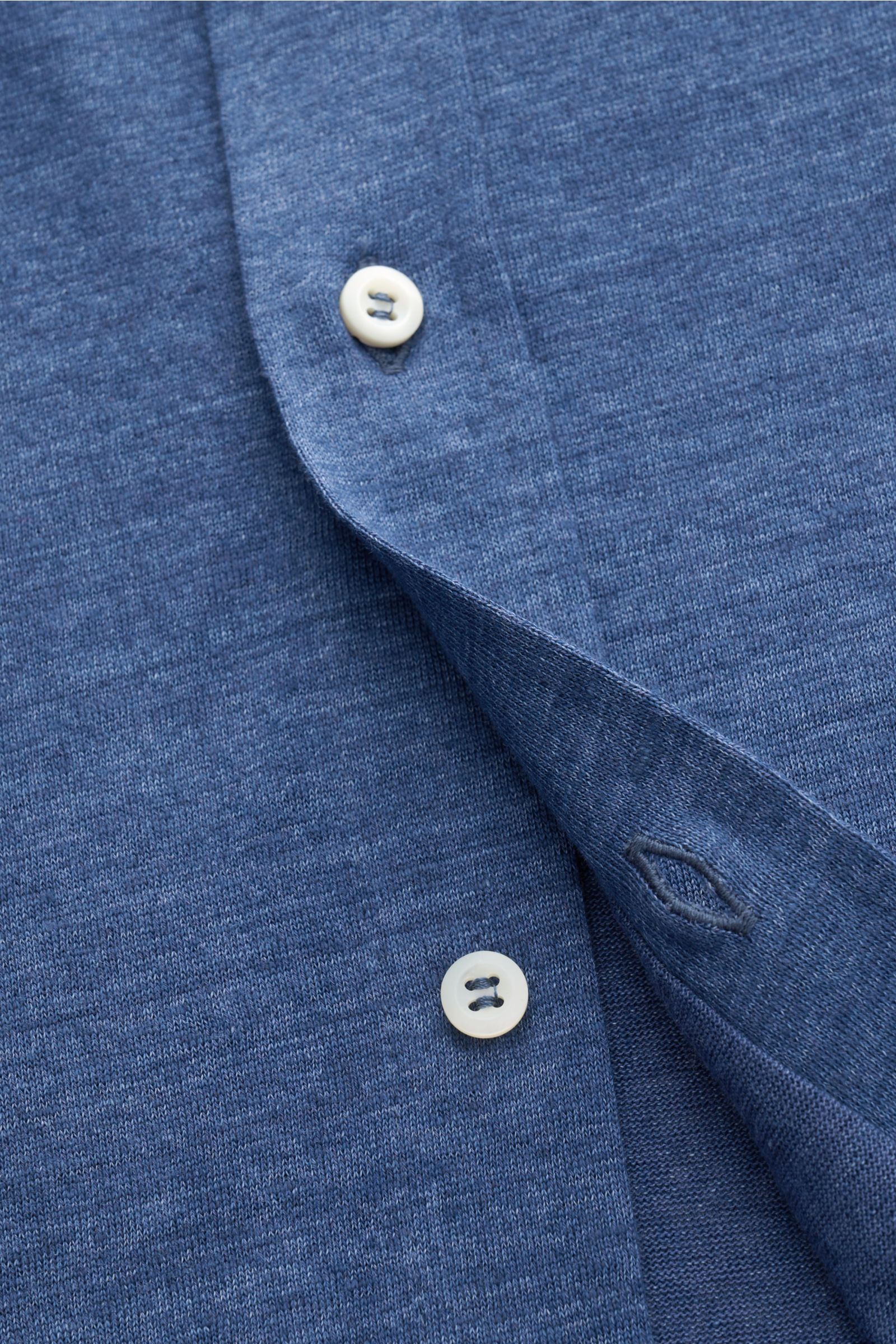 Brunello Cucinelli Jersey-Hemd Haifisch-Kragen dunkelblau meliert, Nahaufnahme von aufgesetzter Knopfleiste, weicher Leinen-Baumwoll-Mix.