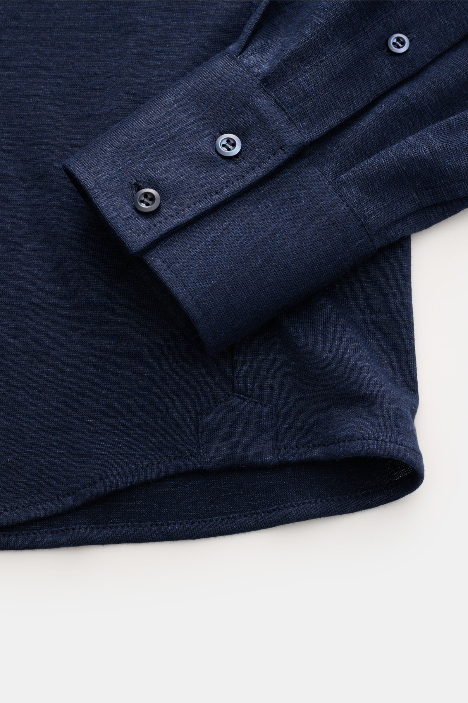 Brunello Cucinelli Jersey-Hemd Haifisch-Kragen navy meliert, Detailaufnahme von Manschette und Saum, weicher Leinen-Baumwoll-Mix, Regular Fit.