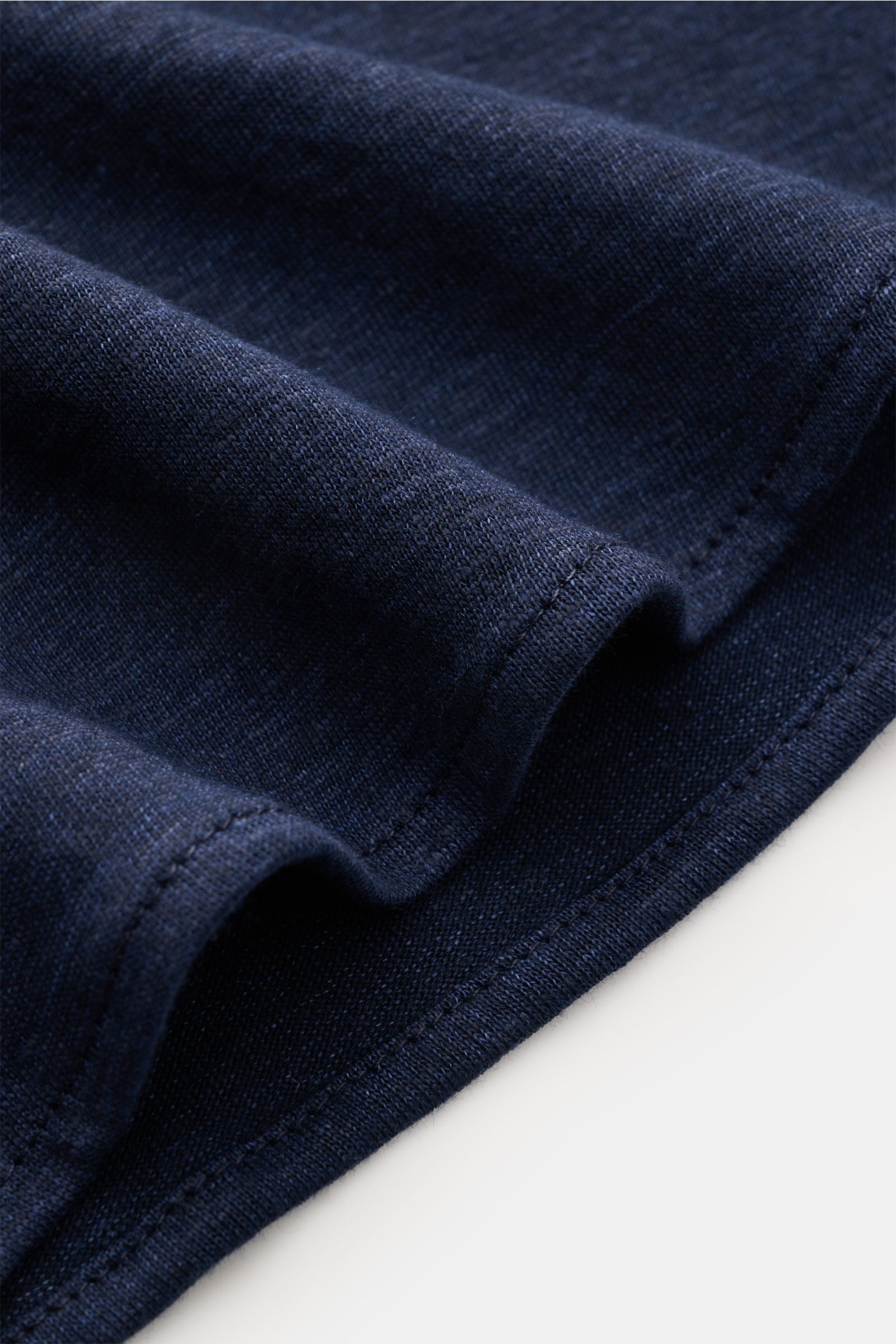 Detailaufnahme des navy melierten Brunello Cucinelli Jersey-Hemd Haifisch-Kragen aus Leinen-Baumwoll-Mix mit weichem Griff, Regular Fit, aufgesetzter Knopfleiste, klassischer Sportmanschette und leicht gerundetem Saumverlauf, fotografiert aus Nahperspekti