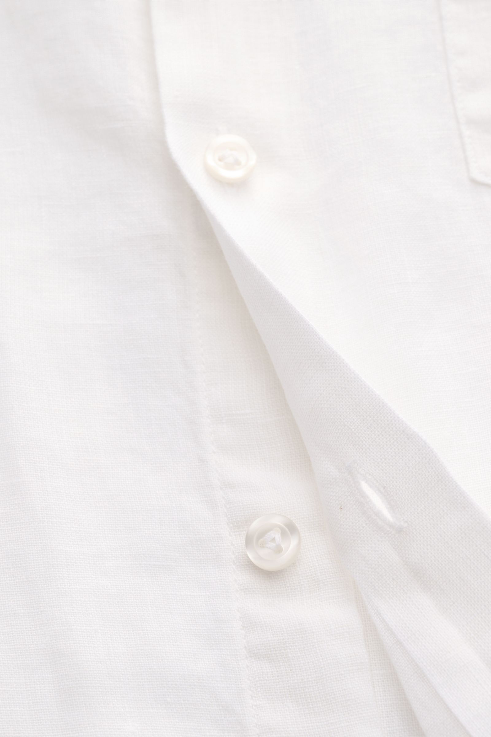 Close-up front view of Vilebrequin Leinenhemd schmaler Kragen weiß showing lightweight quality, soft touch, regular fit, narrow collar, French placket, classic sport cuff, chest pocket, rounded hem, and tonal stitching.