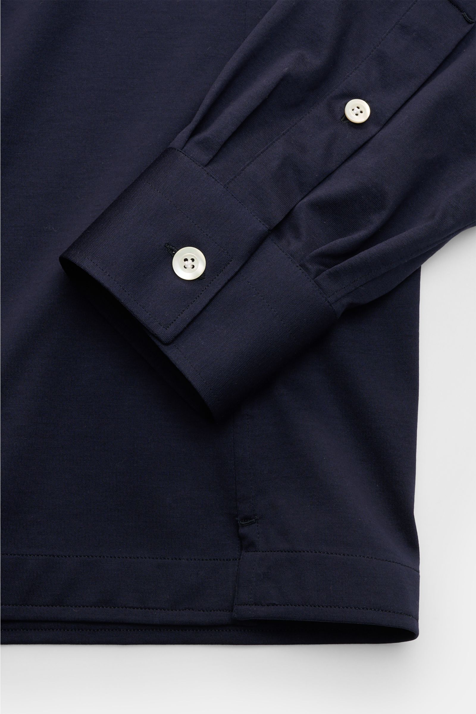 Nahaufnahme des geraden Saumverlaufs und der Sportmanschette mit Perlmuttknöpfen des Giampaolo Jersey Popover-Hemd Haifisch-Kragen navy aus Baumwoll-Jersey.
