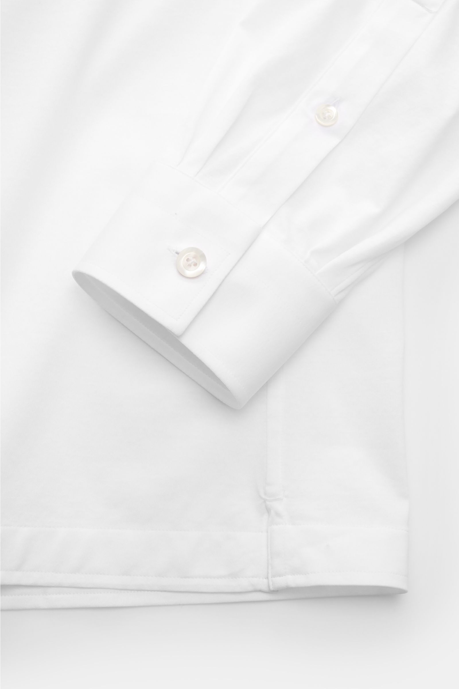 Giampaolo Jersey Popover-Hemd Haifisch-Kragen weiß, Detailansicht von Manschette, Knopfleiste, geradem Saum, leichte Baumwoll-Jersey-Qualität.