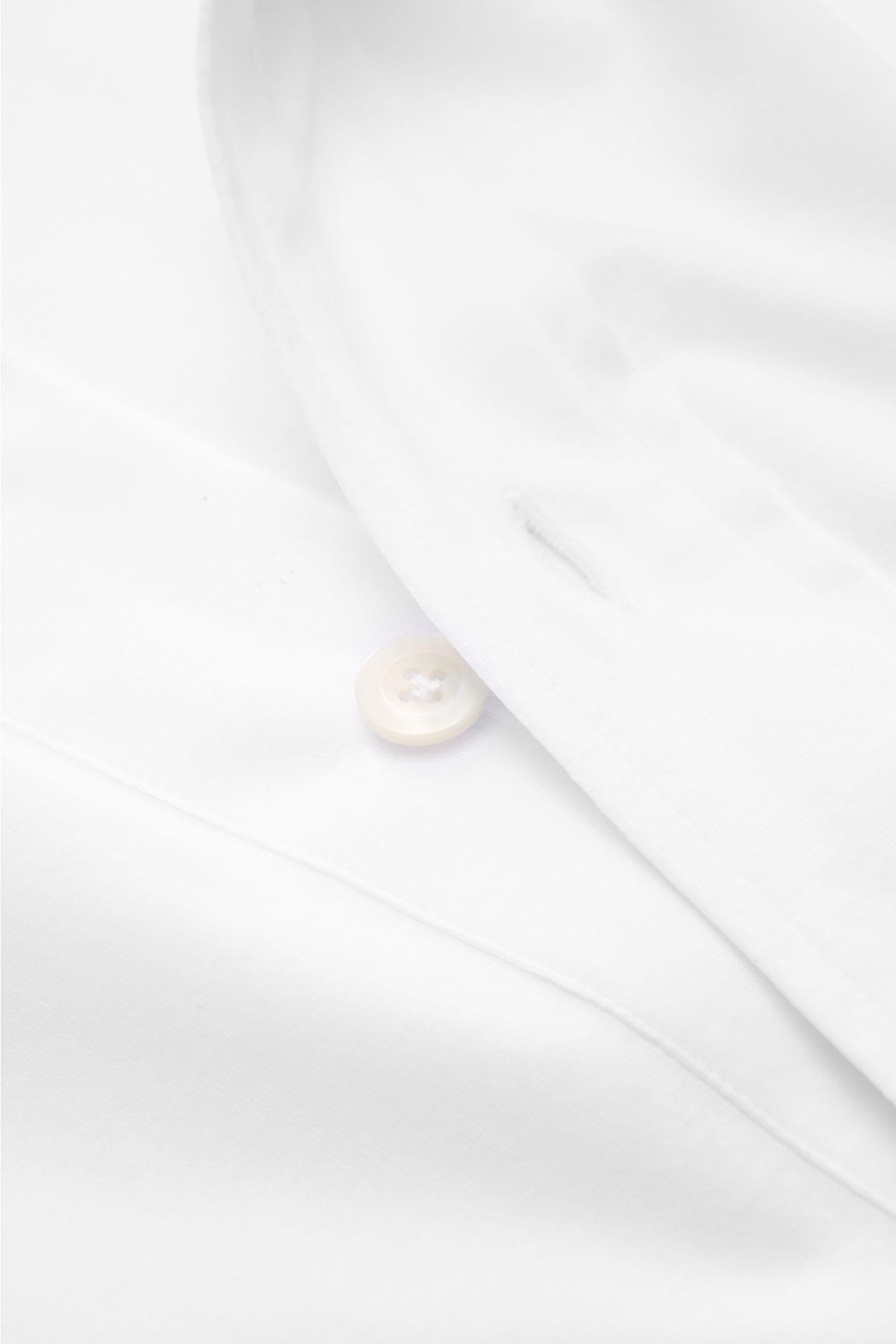 Nahaufnahme des weißen Giampaolo Jersey Popover-Hemd Haifisch-Kragen aus Baumwoll-Jersey mit Perlmuttknöpfen und glattem Griff.