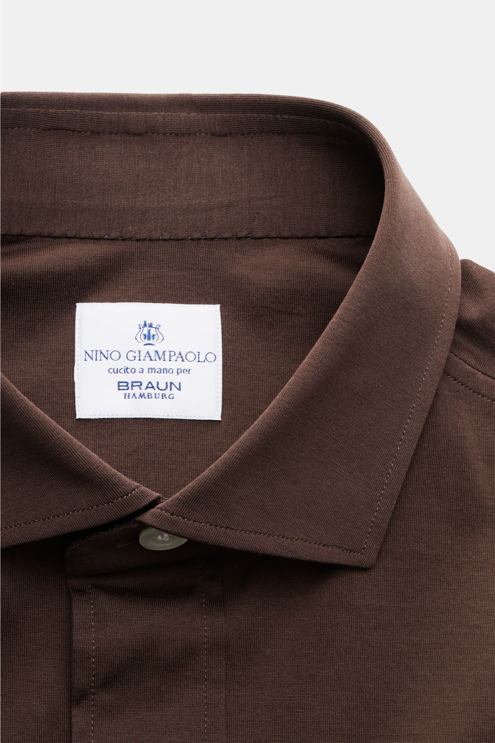 Nahaufnahme des braunen Giampaolo Jersey Popover-Hemd Haifisch-Kragen aus Baumwoll-Jersey mit glattem Griff, Knopfleiste und Sportmanschette.