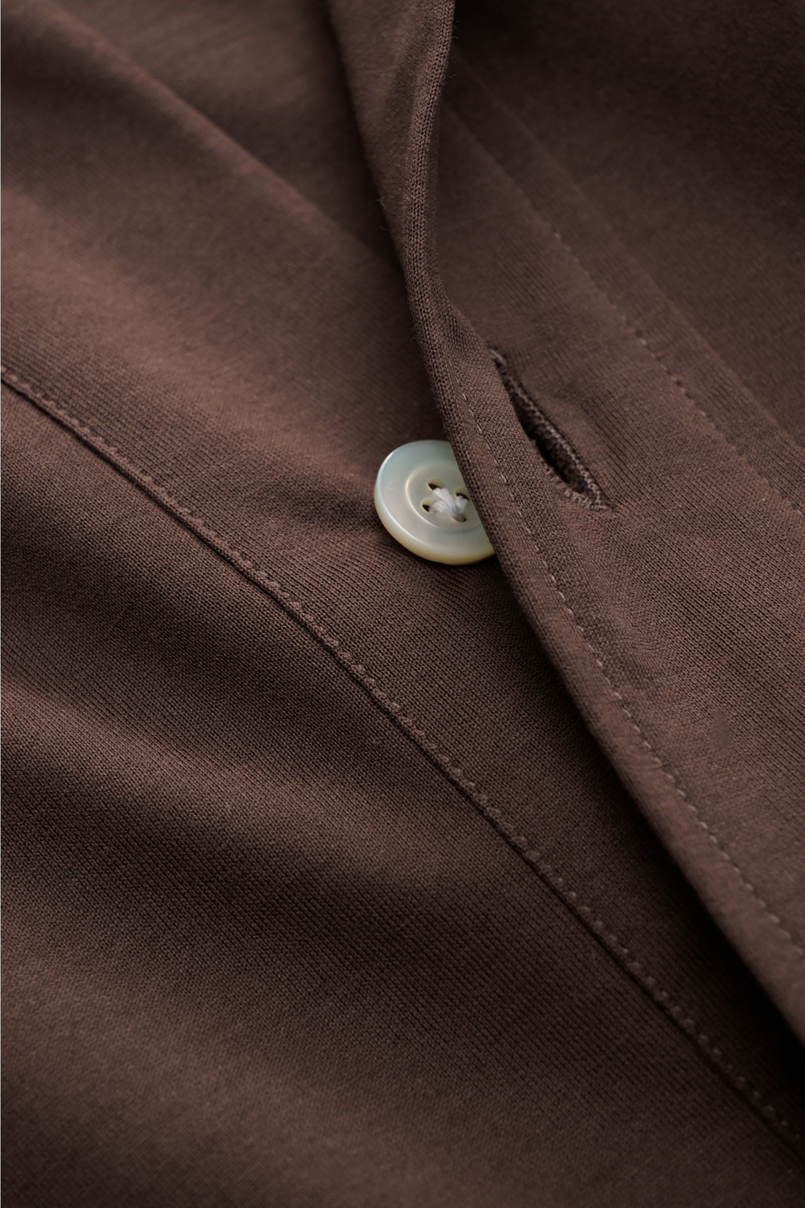 Nahaufnahme des Giampaolo Jersey Popover-Hemd Haifisch-Kragen braun mit Perlmuttknopf, glattem Baumwoll-Jersey und feiner Naht, leichte Qualität.