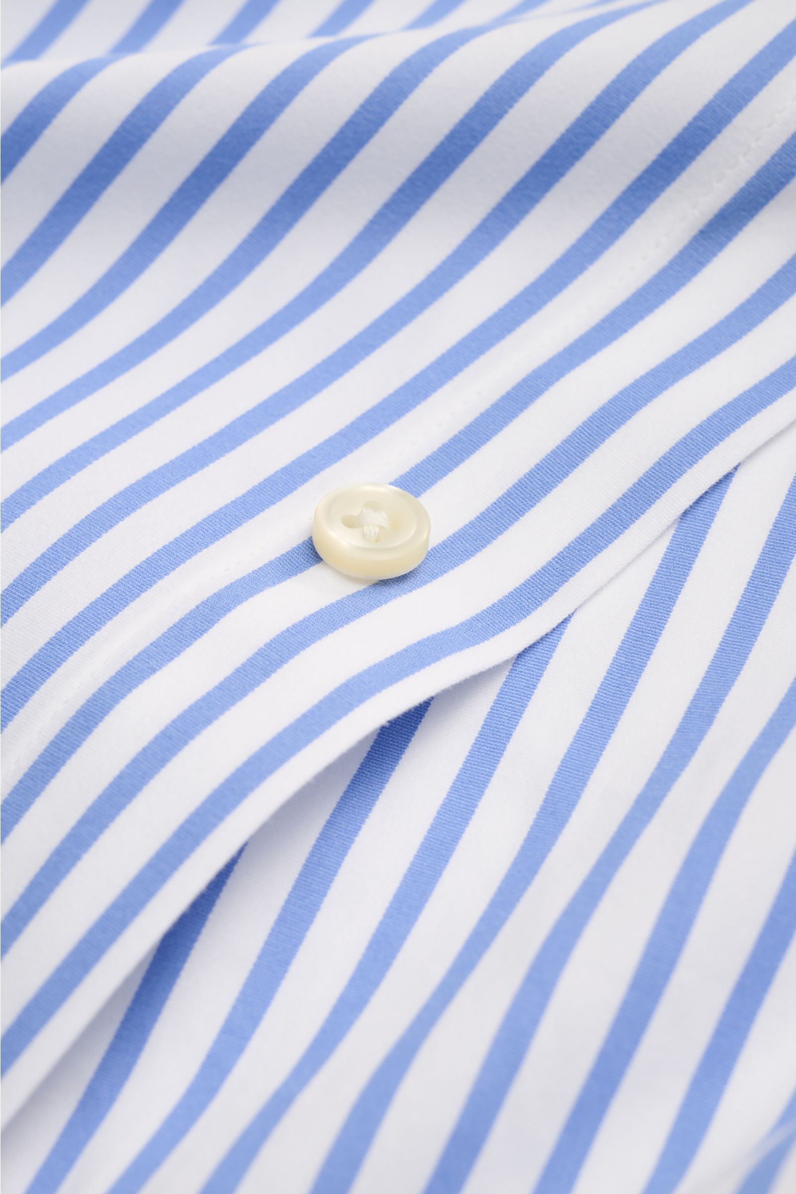 Nahaufnahme des blauen und weißen gestreiften Polo Ralph Lauren Casual Hemd Button-Down-Kragen, reine Baumwolle mit Knopfleiste.