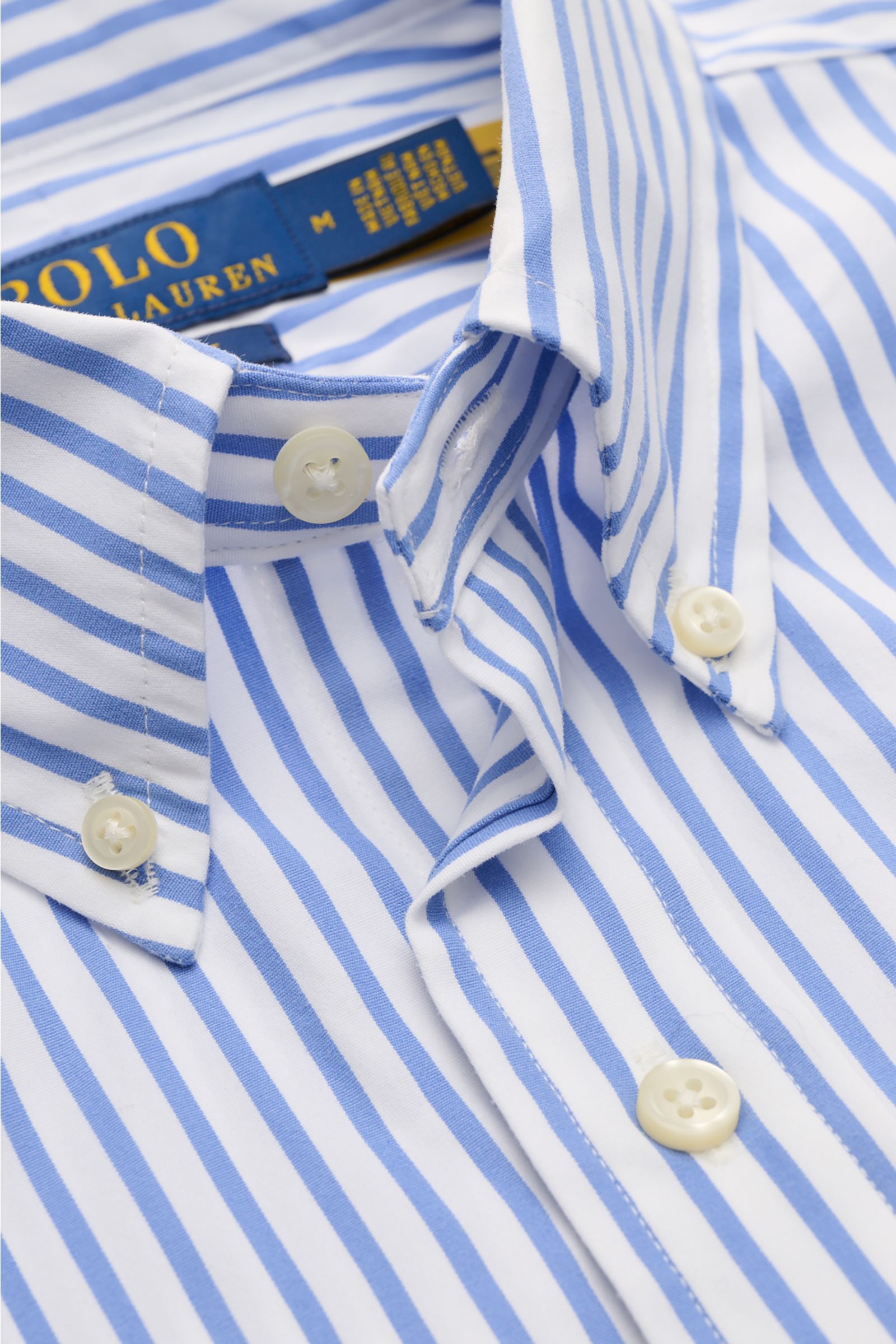 Nahaufnahme eines Polo Ralph Lauren Casual Hemd Button-Down-Kragen blau/weiß gestreift aus reiner Baumwolle mit klassischem Streifen-Design.