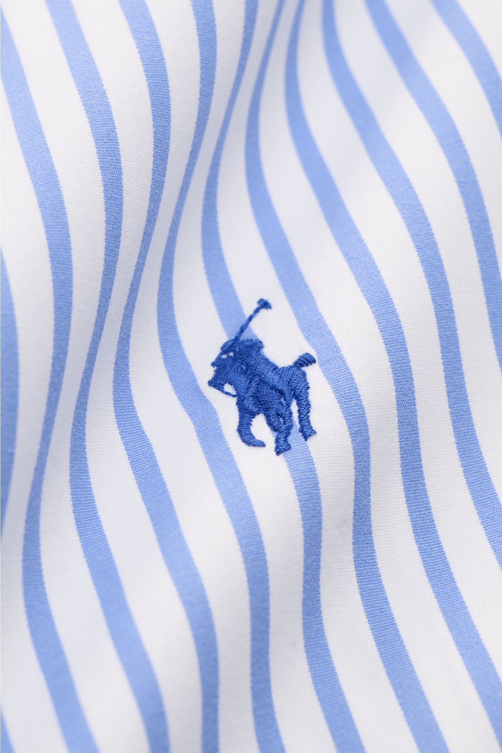 Polo Ralph Lauren Casual Hemd Button-Down-Kragen blau/weiß gestreift, Nahaufnahme des weichen Baumwollstoffs mit klassischem Streifenmuster und gesticktem Polospieler-Logo.