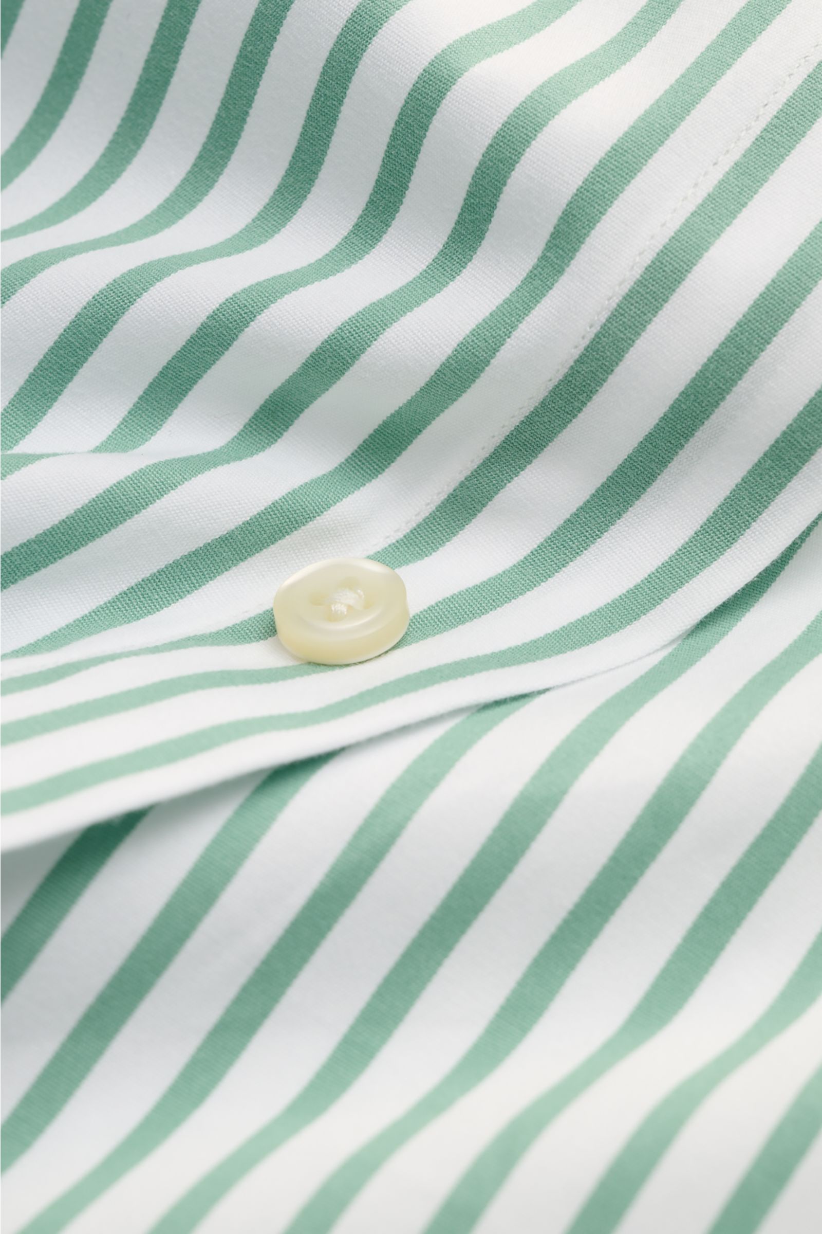 Polo Ralph Lauren Casual Hemd Button-Down-Kragen grün/weiß gestreift, Detailaufnahme mit Knopf, reine Baumwolle, weicher Griff, Streifenmuster.