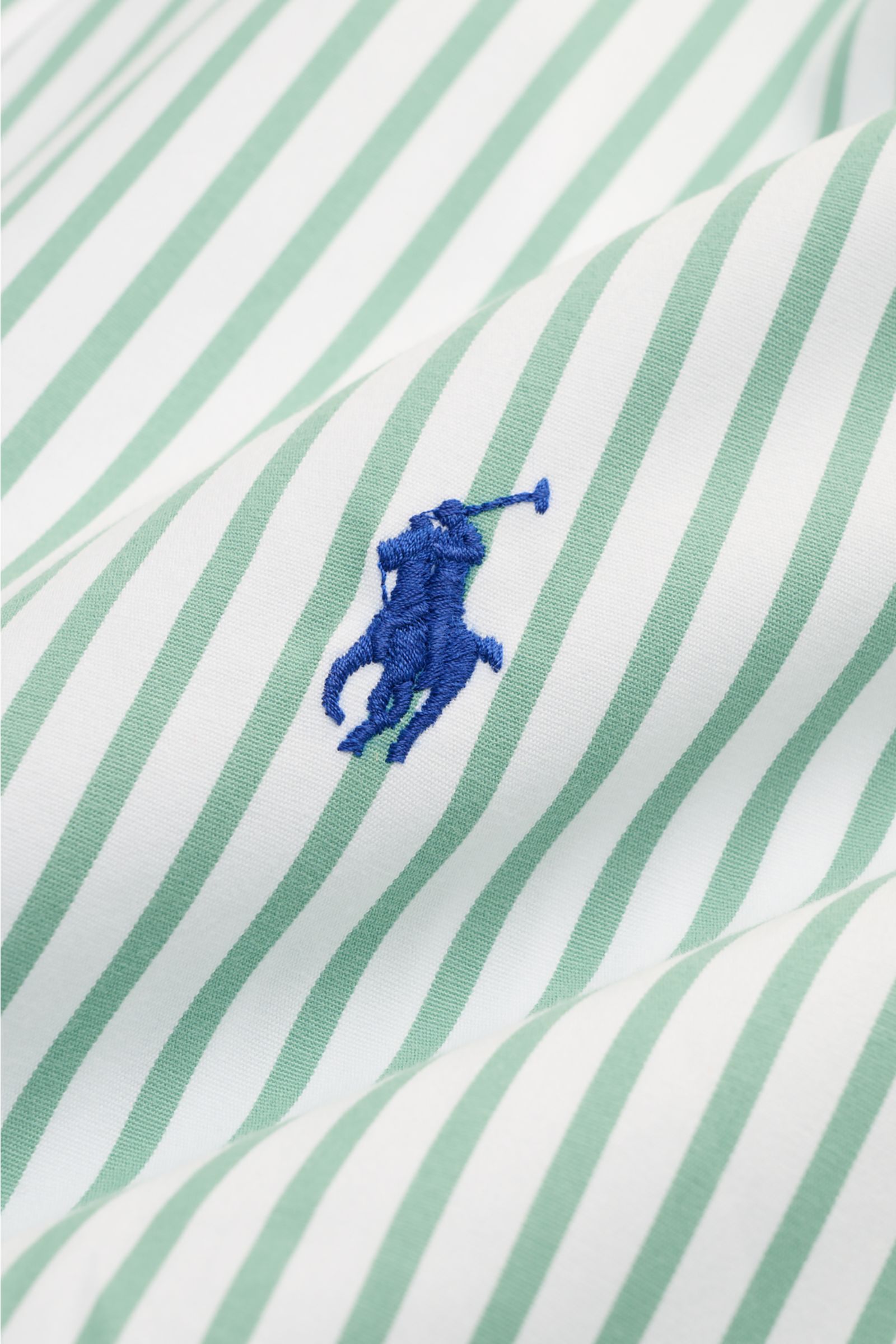 Nahaufnahme aus schräger Perspektive des Polo Ralph Lauren Casual Hemd Button-Down-Kragen grün/weiß gestreift mit klassischem Streifen-Design, weicher Baumwolle und Polospieler-Stitching.