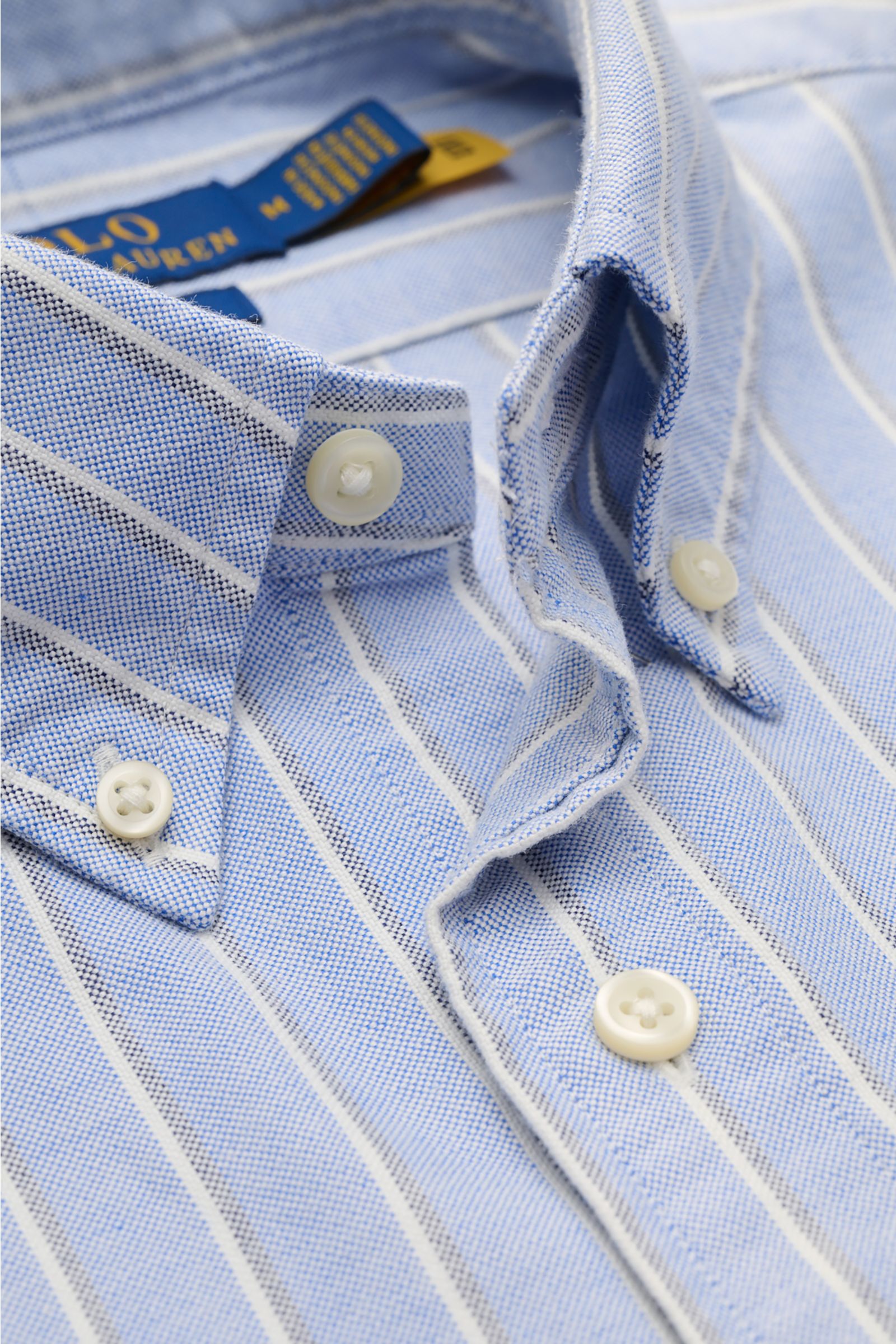 Polo Ralph Lauren Oxford-Hemd Button-Down-Kragen blau/dunkelgrau/weiß gestreift, Nahaufnahme von oben, reine Baumwolle, weicher Griff, Custom Fit, Knopfleiste.