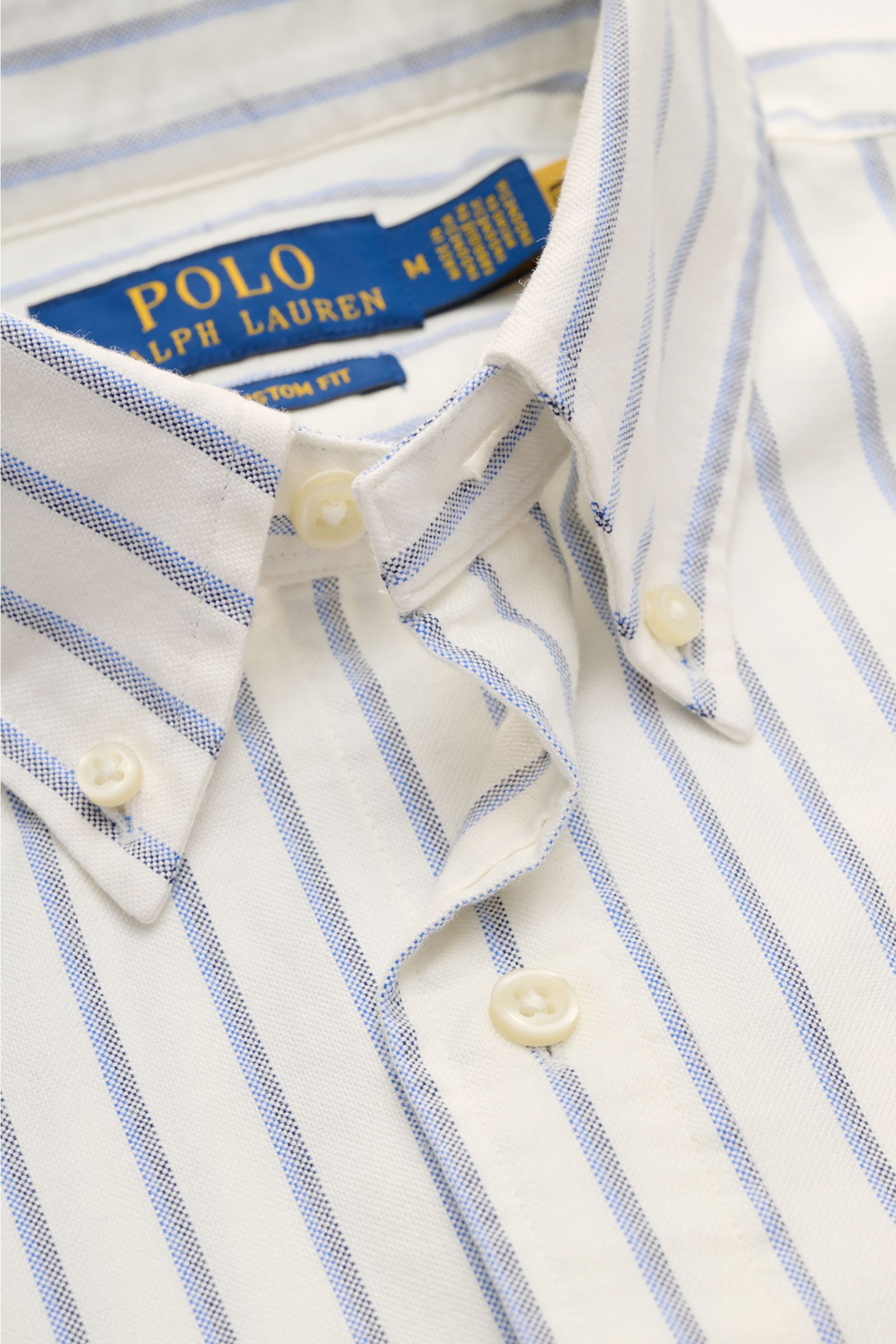 Polo Ralph Lauren Oxford-Hemd Button-Down-Kragen offwhite/blau/schwarz gestreift, Nahaufnahme von Kragen und Knopfleiste, reine Baumwolle, Custom Fit, klassisches Streifenmuster.