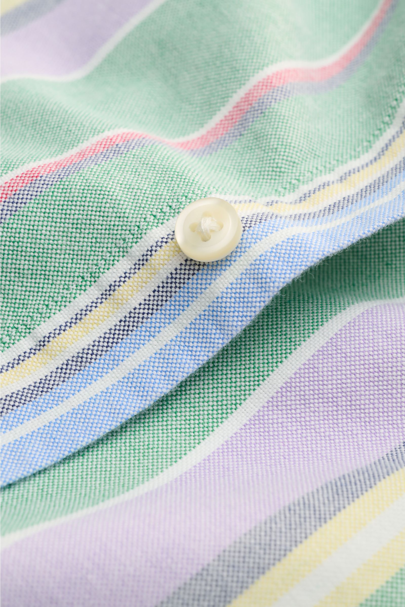 Nahaufnahme des Polo Ralph Lauren Oxford-Hemd Button-Down-Kragen grün/multicolor gestreift mit weichem Baumwollstoff, Knopf und modernem Streifenmuster.